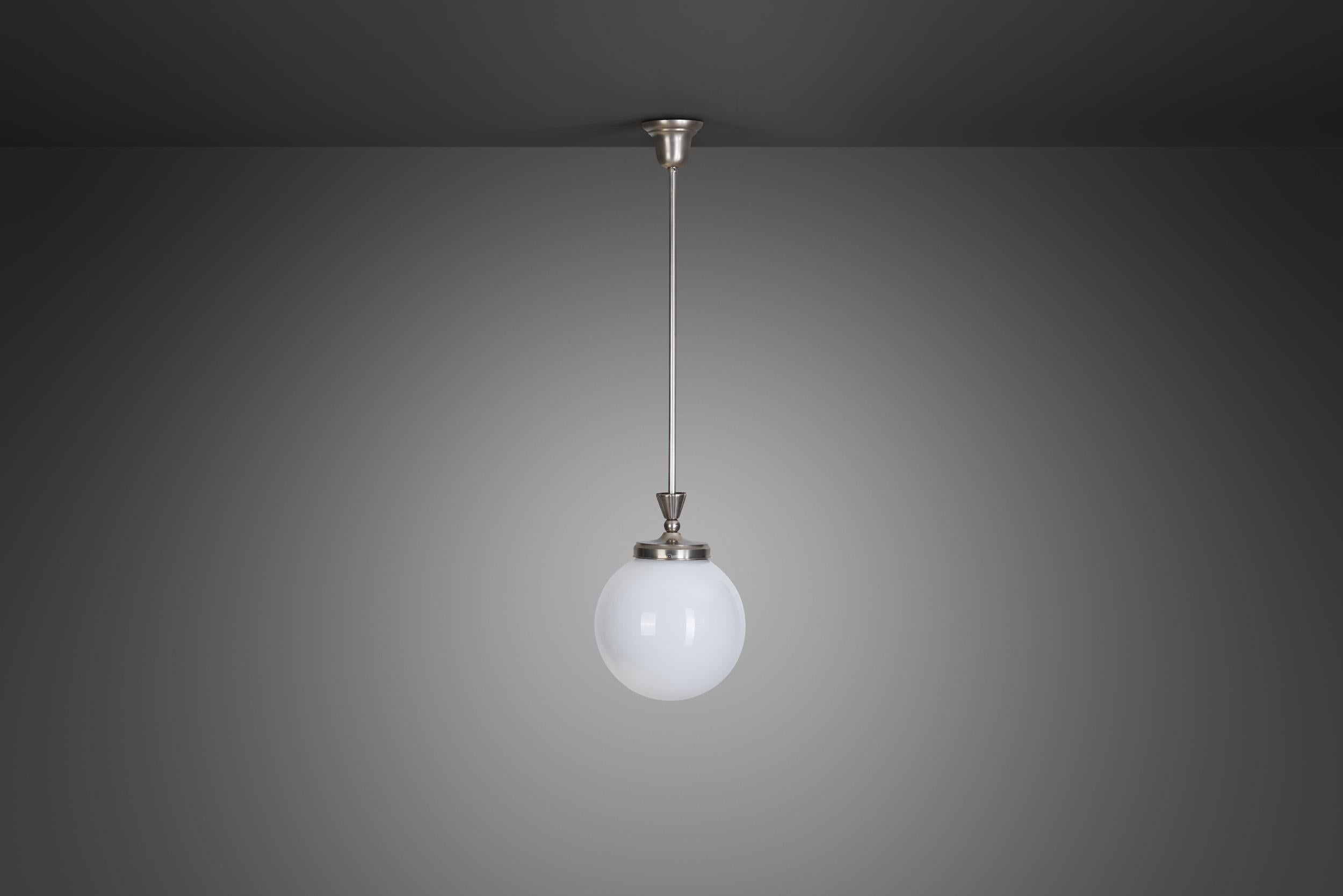 Art Déco Lampada a sospensione Art Deco in metallo cromato bianco e vetro opalino, Europa, 1920 ca. in vendita