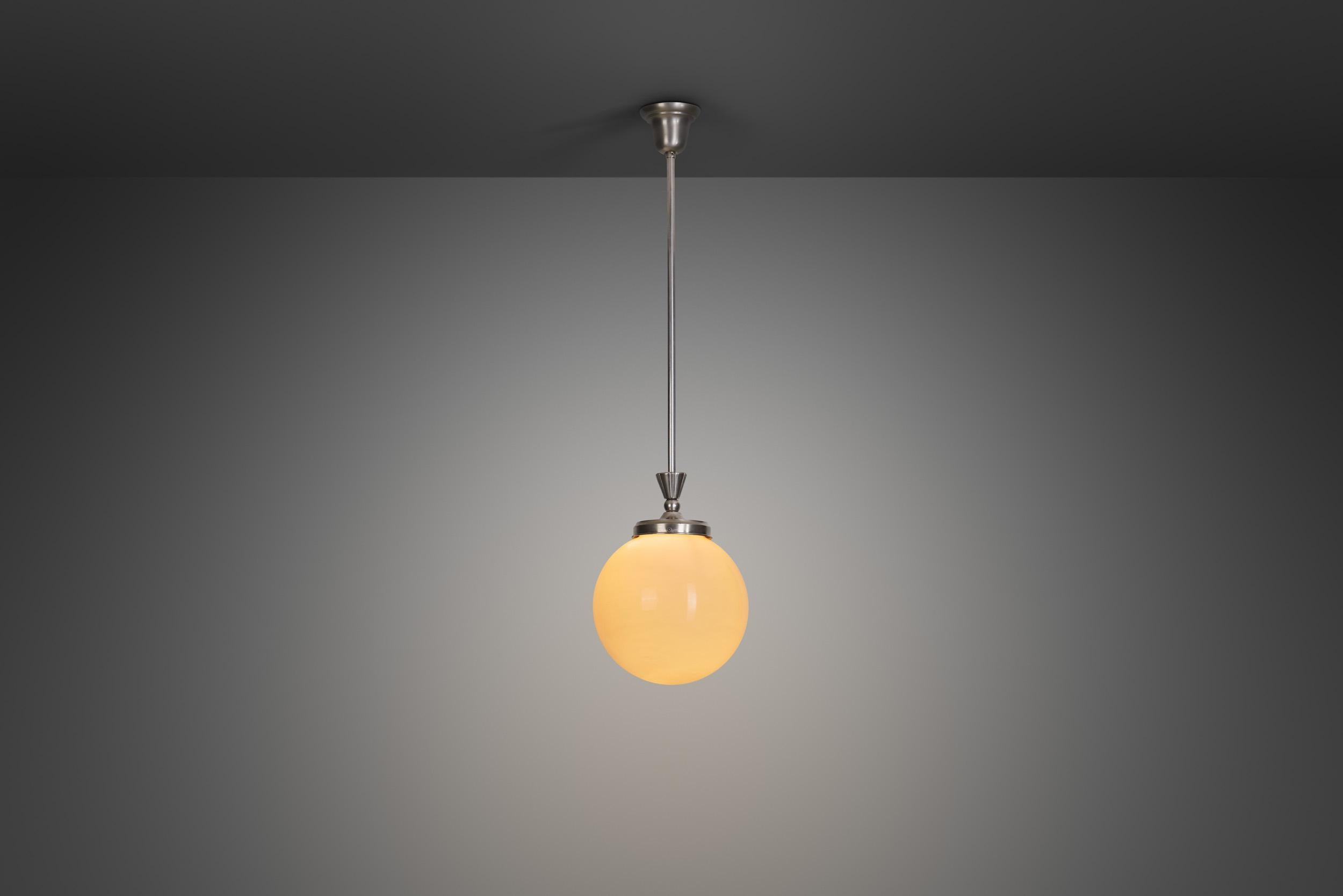 Europeo Lampada a sospensione Art Deco in metallo cromato bianco e vetro opalino, Europa, 1920 ca. in vendita