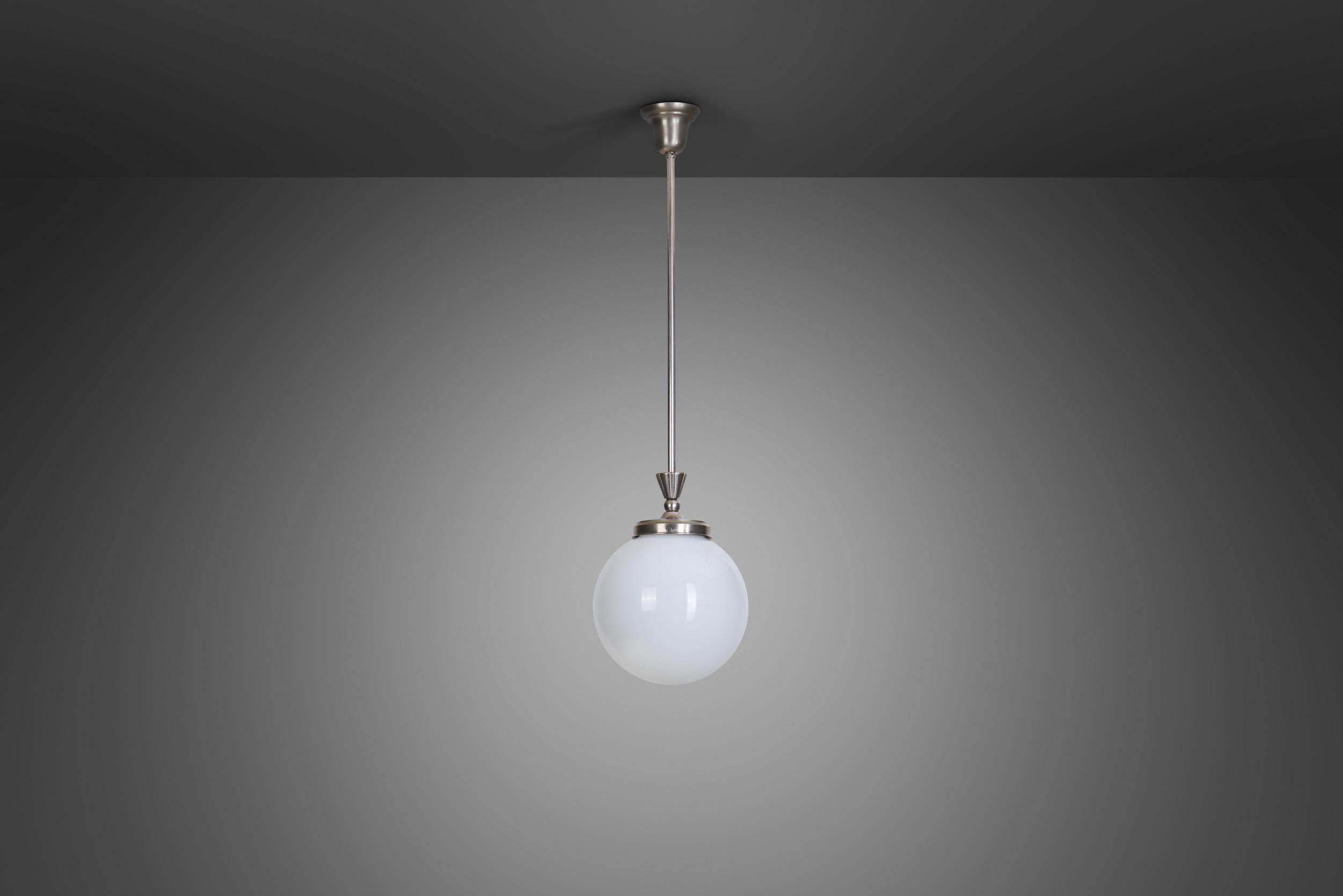 Lampada a sospensione Art Deco in metallo cromato bianco e vetro opalino, Europa, 1920 ca. In condizioni buone in vendita a Utrecht, NL