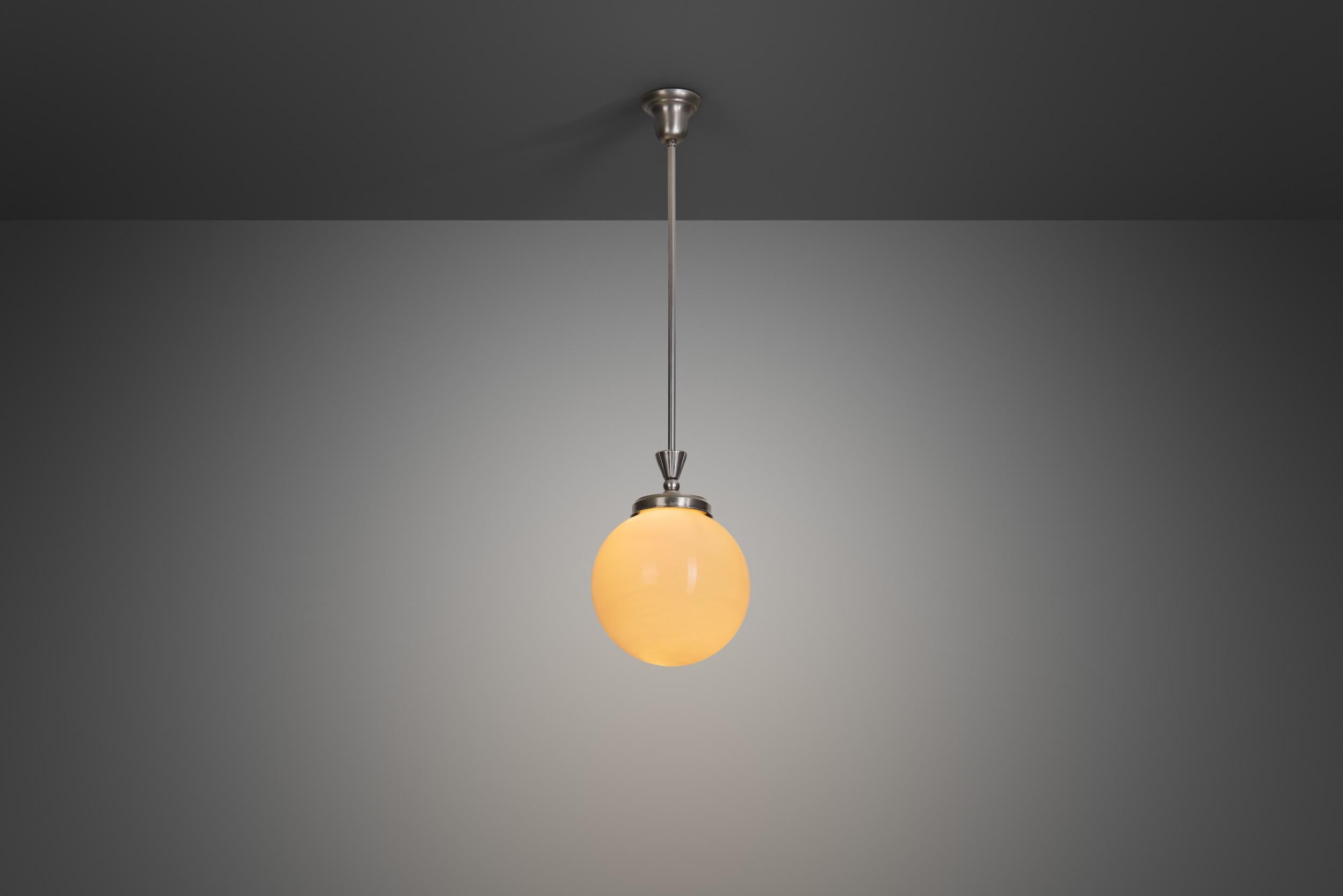Inizio XX secolo Lampada a sospensione Art Deco in metallo cromato bianco e vetro opalino, Europa, 1920 ca. in vendita