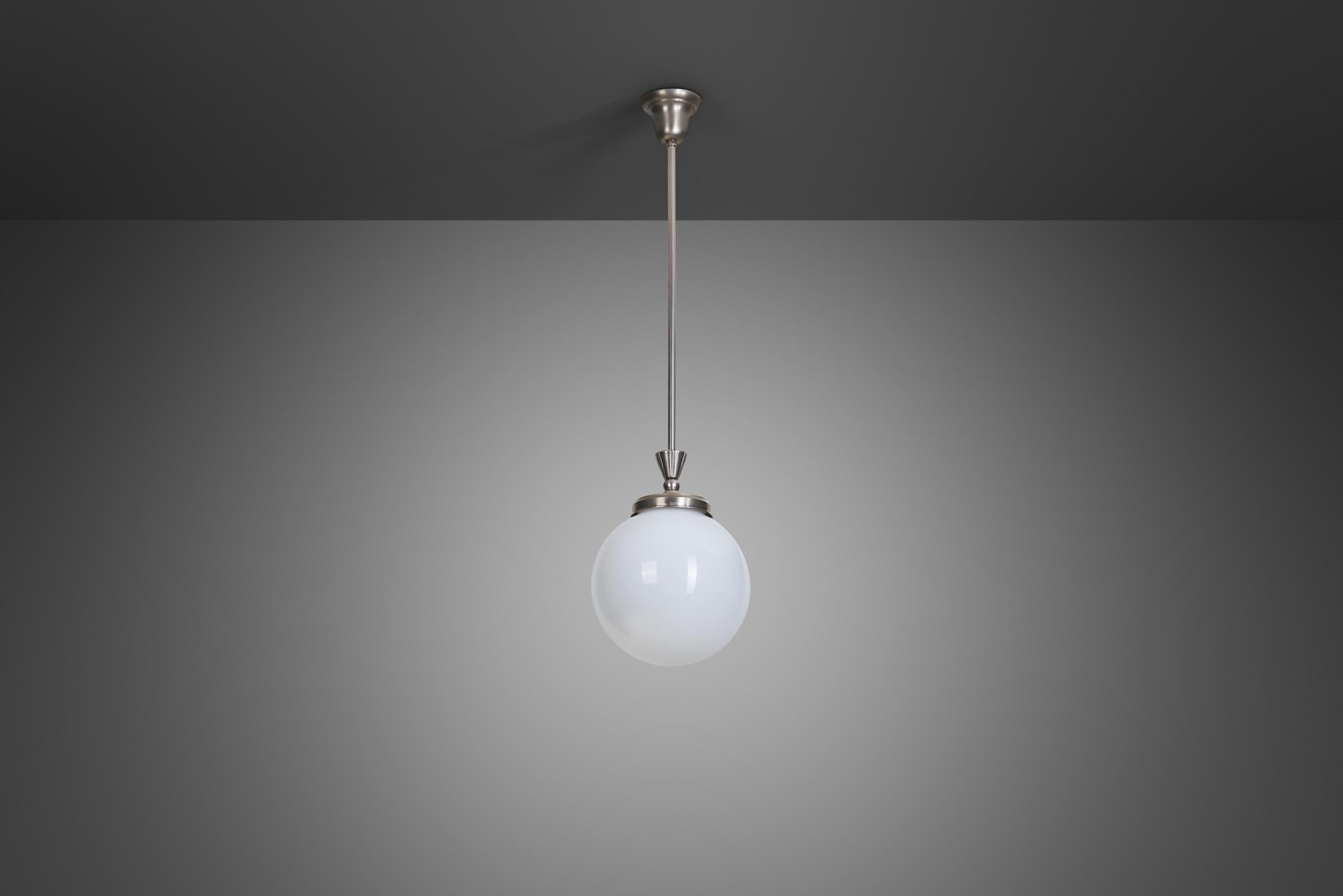 Metallo Lampada a sospensione Art Deco in metallo cromato bianco e vetro opalino, Europa, 1920 ca. in vendita