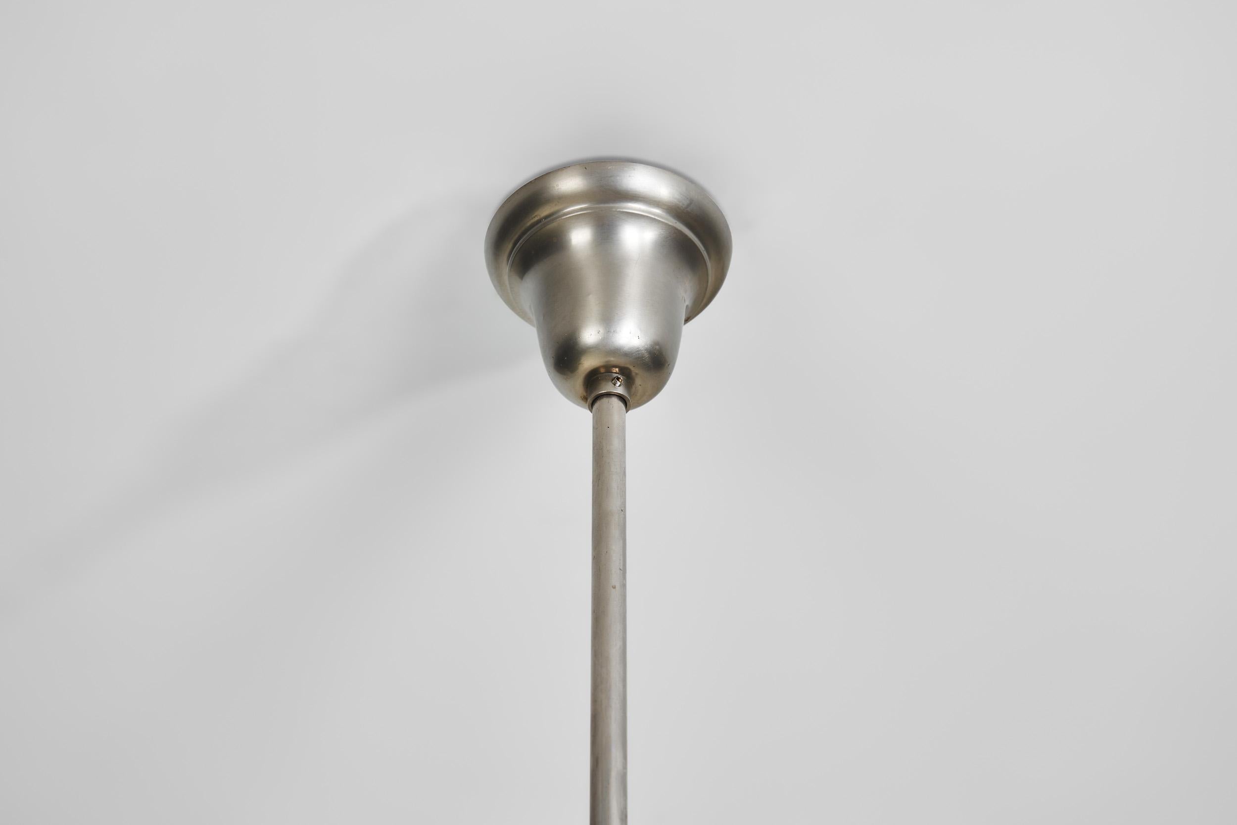 Lampada a sospensione Art Deco in metallo cromato bianco e vetro opalino, Europa, 1920 ca. in vendita 1