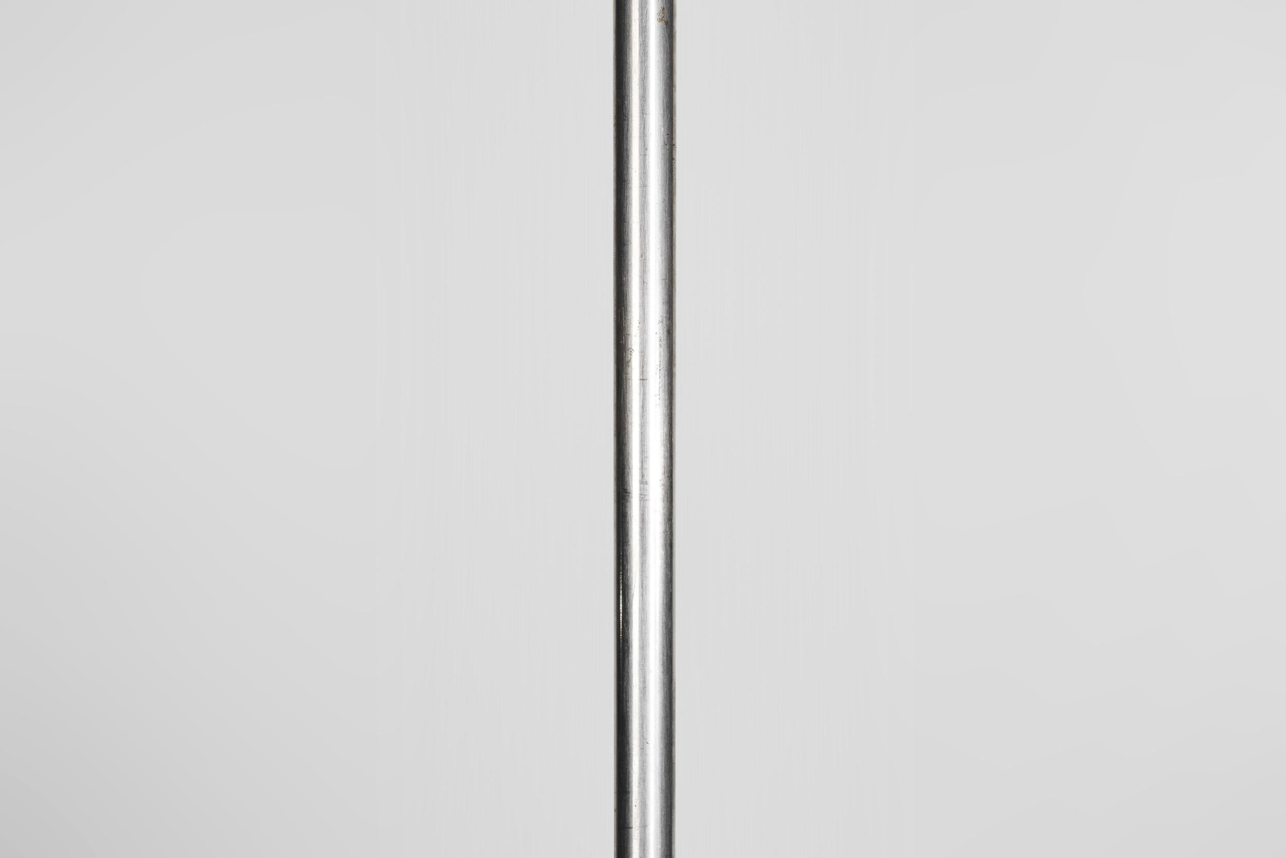 Lampada a sospensione Art Deco in metallo cromato bianco e vetro opalino, Europa, 1920 ca. in vendita 2