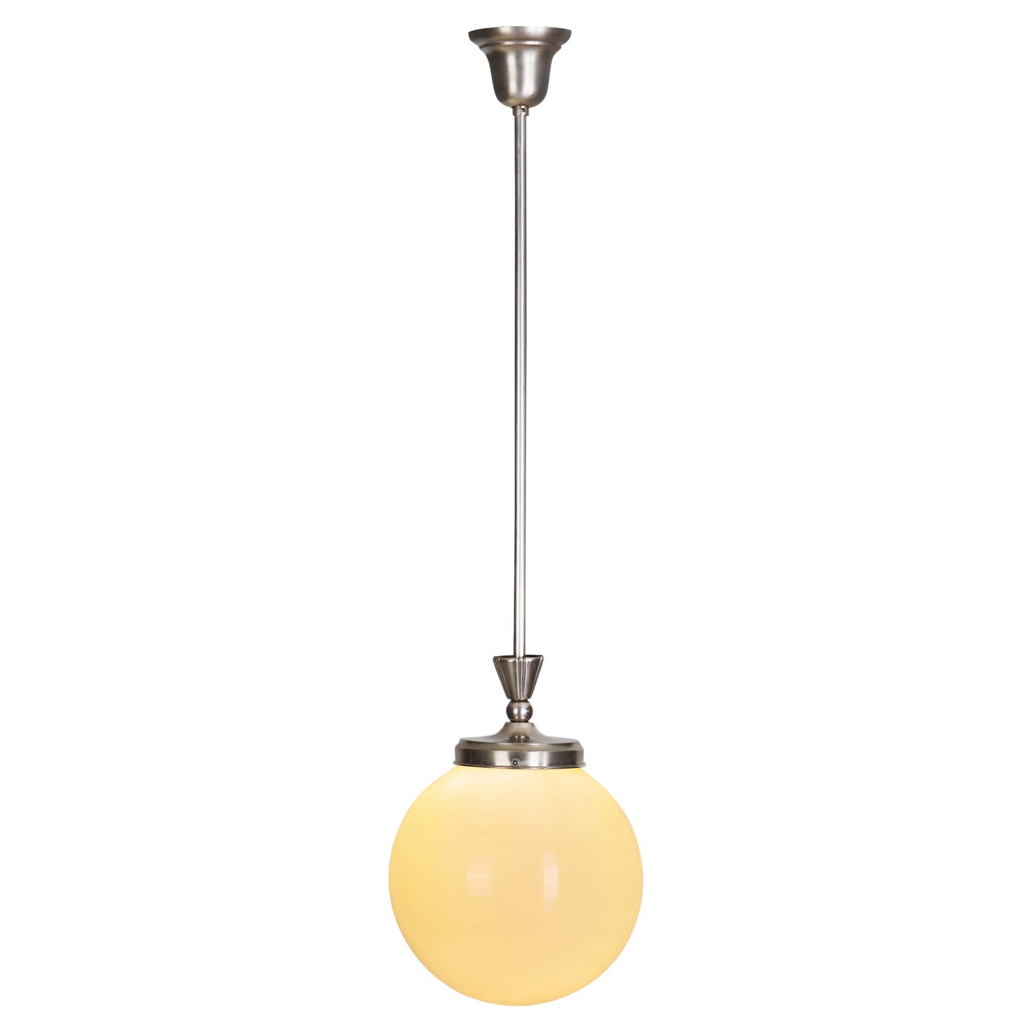 Lampada a sospensione Art Deco in metallo cromato bianco e vetro opalino, Europa, 1920 ca.