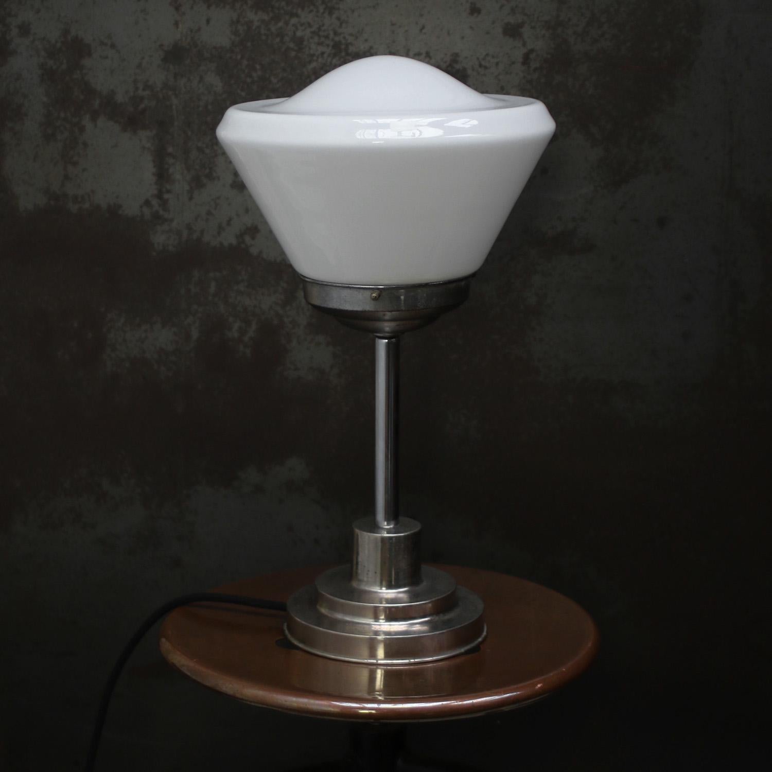 Art Deco Bauhaus Stil Tisch- oder Schreibtischlampe mit getöntem Opalglas 

Durchmesser Glas 25 cm / 9,8 Zoll
Durchmesser Basis 15 cm / 5,9 Zoll

Erhältlich mit UK-/US-Stecker

Gewicht: 2,75 kg / 6,1 lb

Der Preis gilt für jeden einzelnen Artikel.