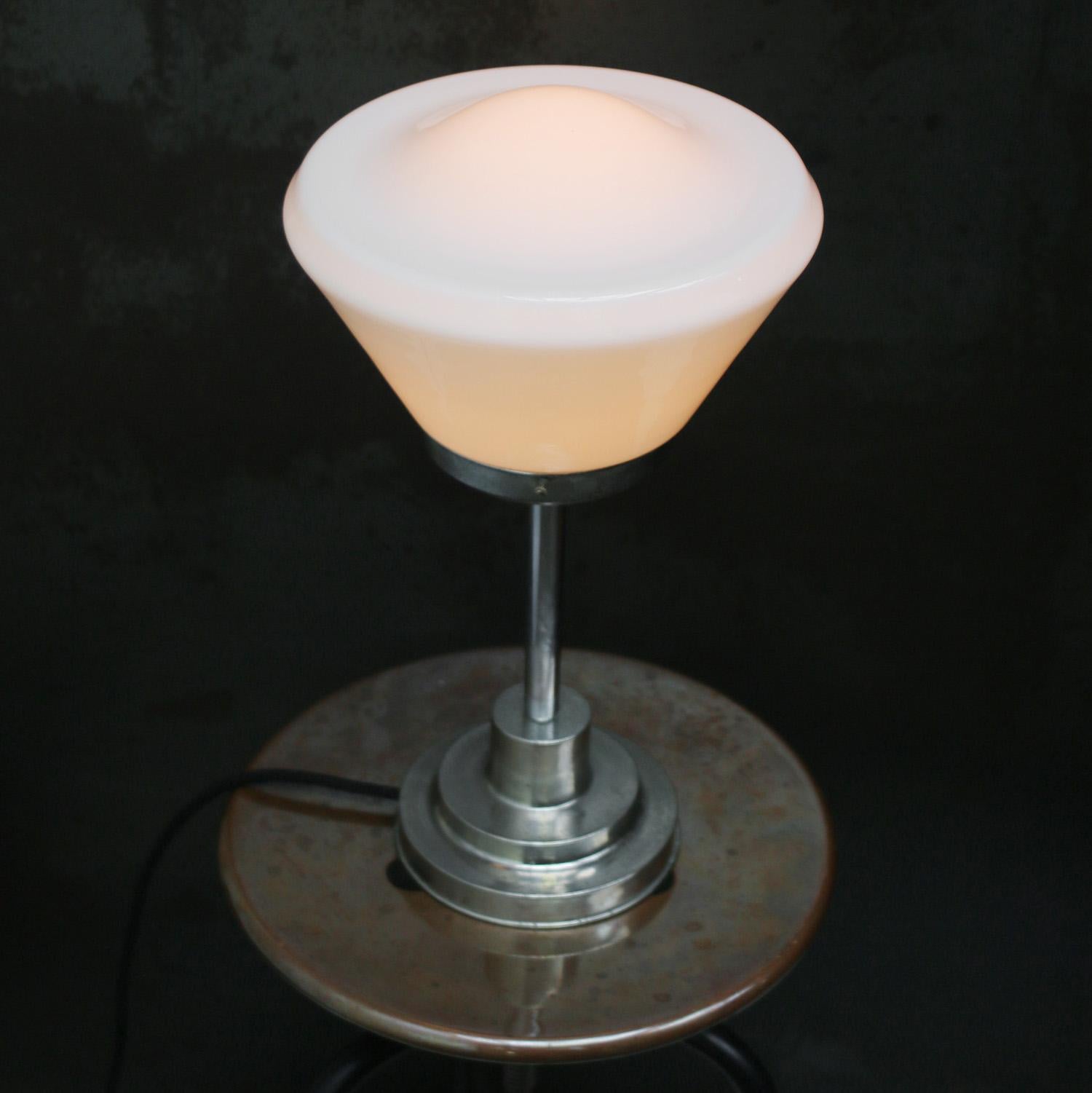 Art Deco Weißer Kegel Opalglas Tischlampe (Art déco) im Angebot