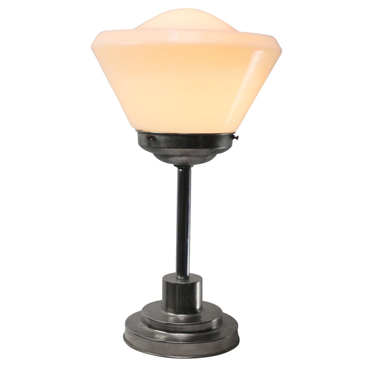 Art Deco Weißer Kegel Opalglas Tischlampe (Niederländisch) im Angebot
