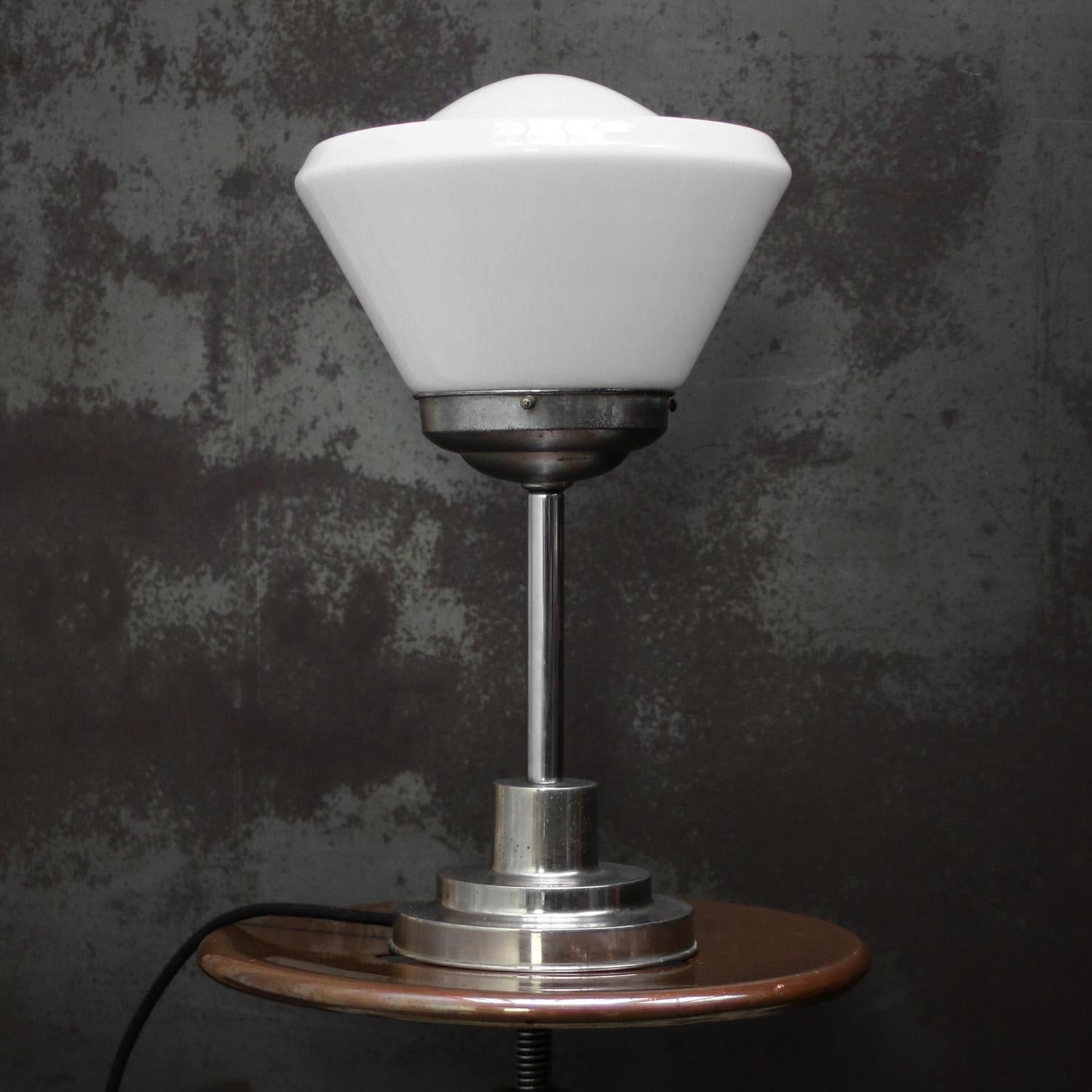 Art Deco Weißer Kegel Opalglas Tischlampe (20. Jahrhundert) im Angebot