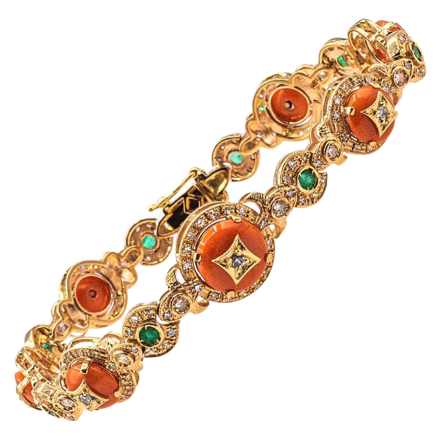 Bracciale Art Deco in oro giallo con diamante bianco e smeraldo mediterraneo e corallo rosso in vendita