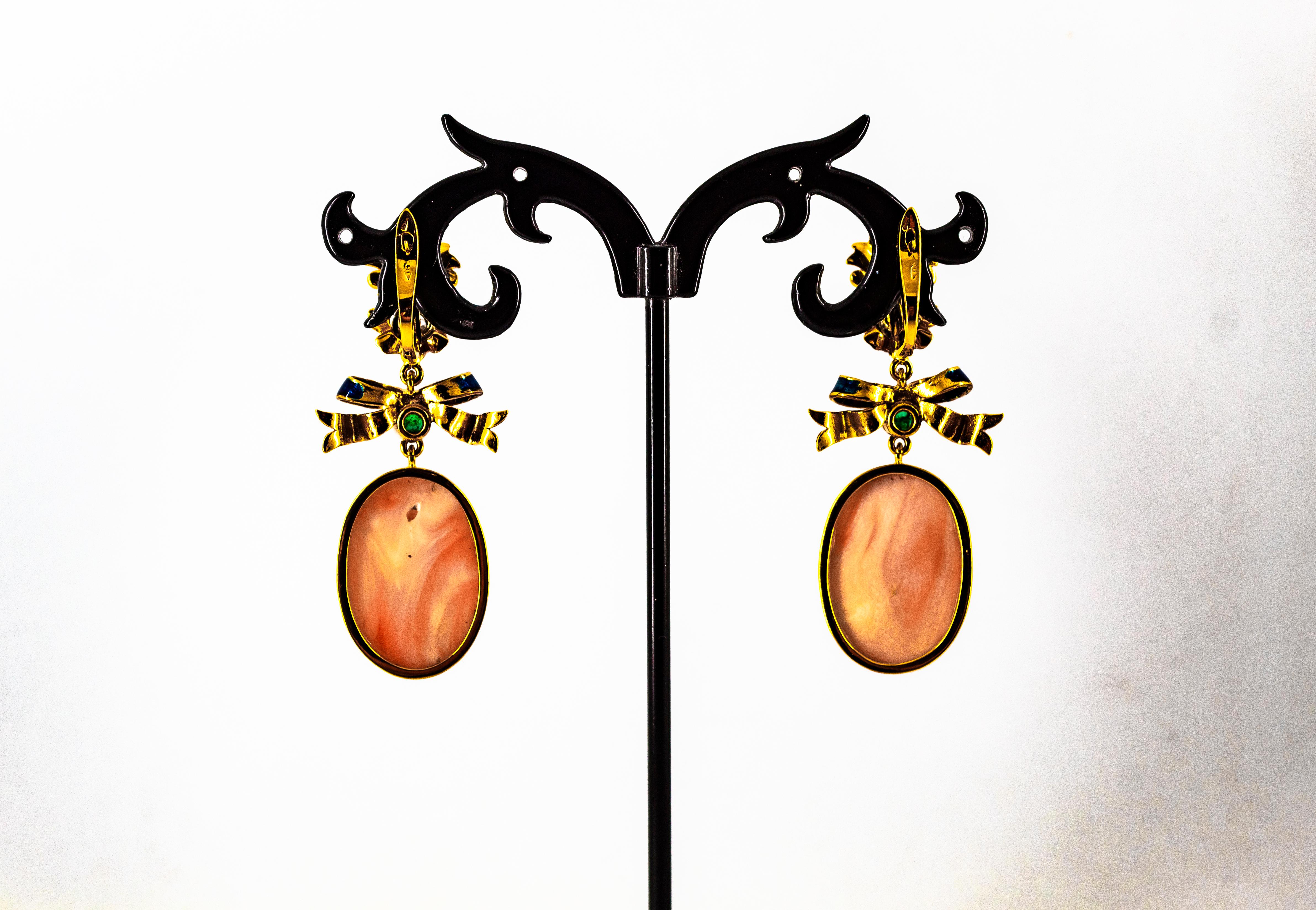 Boucles d'oreilles en goutte de style Art déco en or jaune avec diamants blancs, émeraudes, corail rose et émail en vente 5