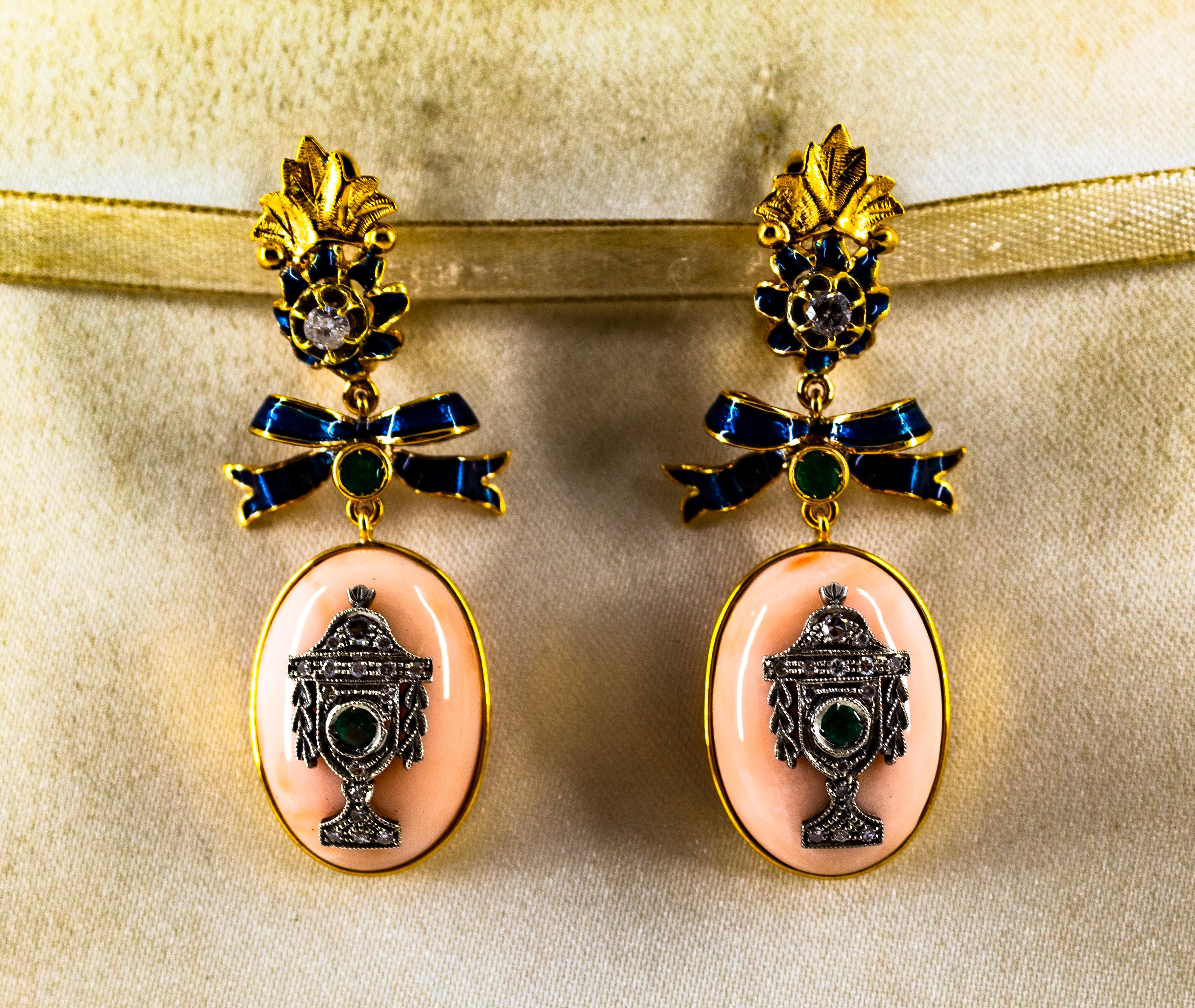 Taille brillant Boucles d'oreilles en goutte de style Art déco en or jaune avec diamants blancs, émeraudes, corail rose et émail en vente