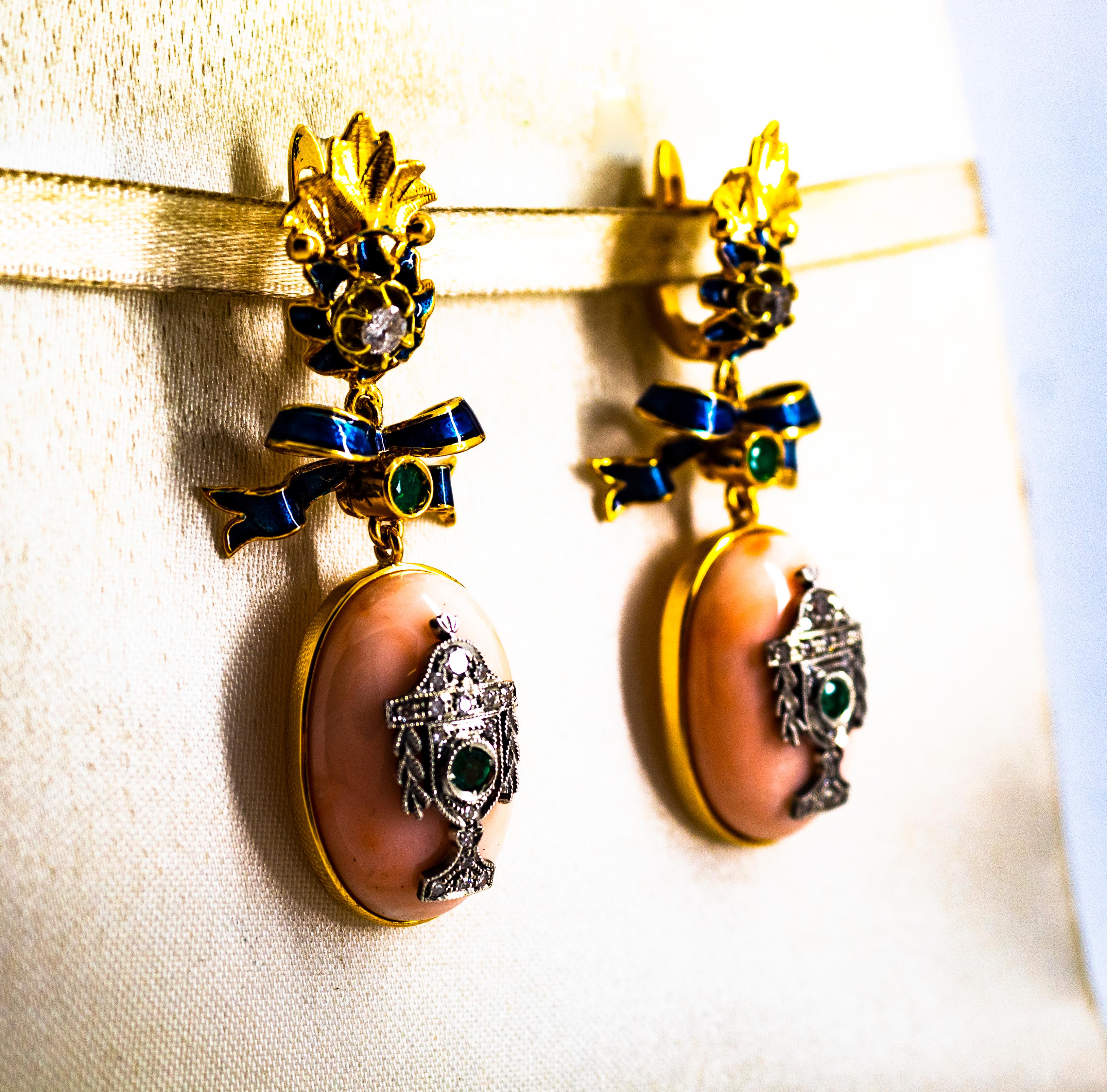 Boucles d'oreilles en goutte de style Art déco en or jaune avec diamants blancs, émeraudes, corail rose et émail Unisexe en vente