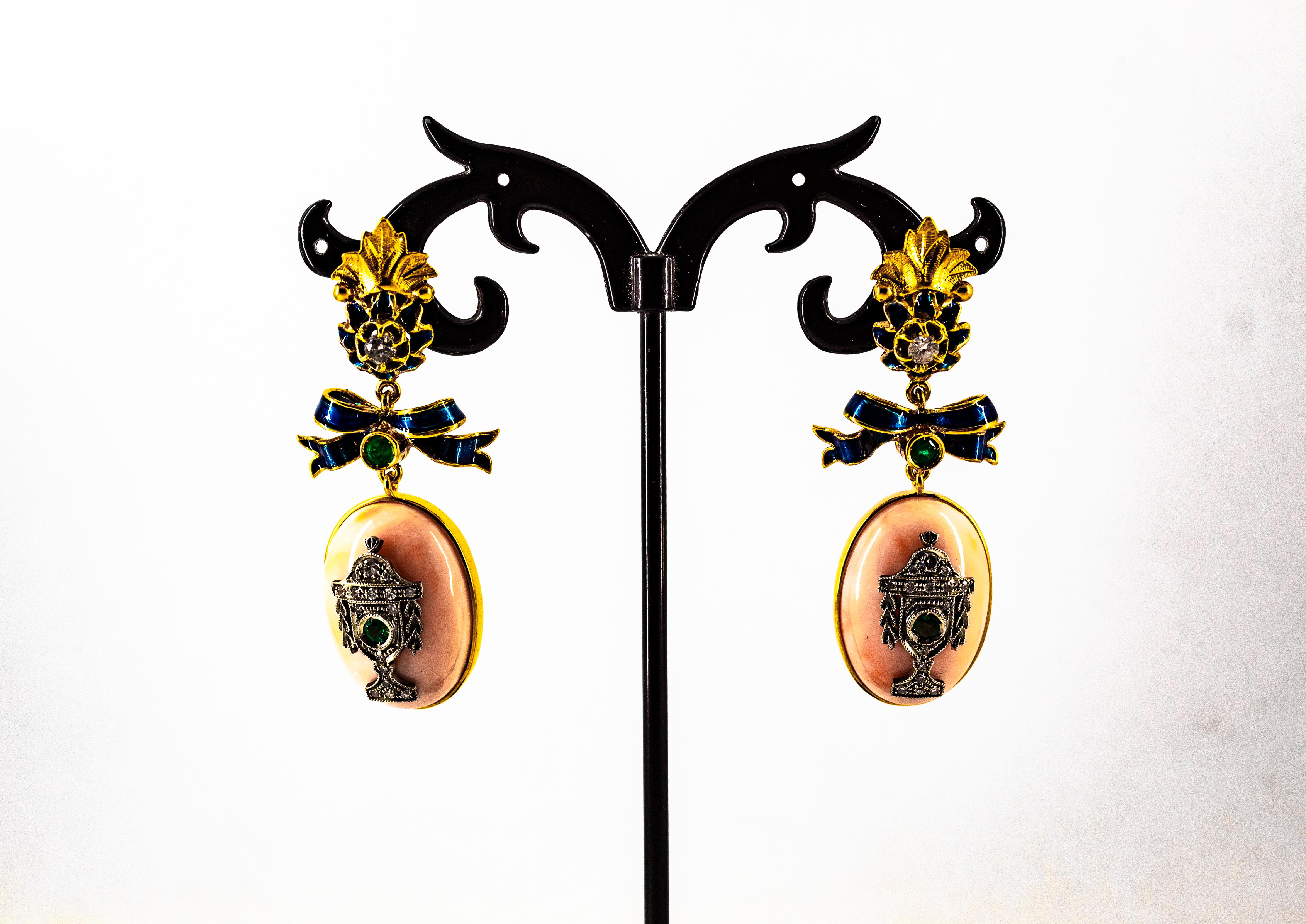 Boucles d'oreilles en goutte de style Art déco en or jaune avec diamants blancs, émeraudes, corail rose et émail en vente 3