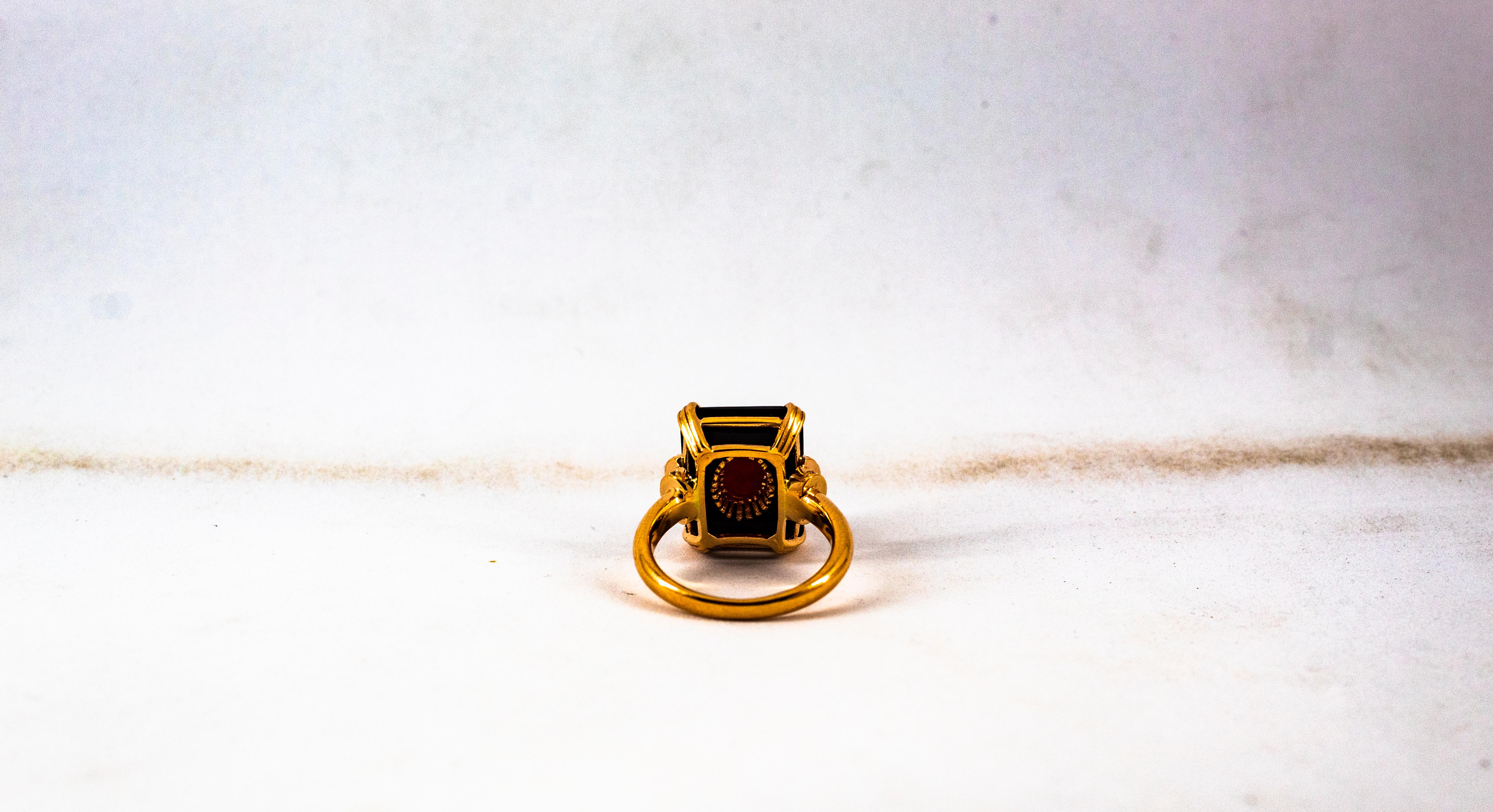 Anello da cocktail in oro giallo Art Deco con diamante bianco Mediterraneo e corallo rosso Onice in vendita 10