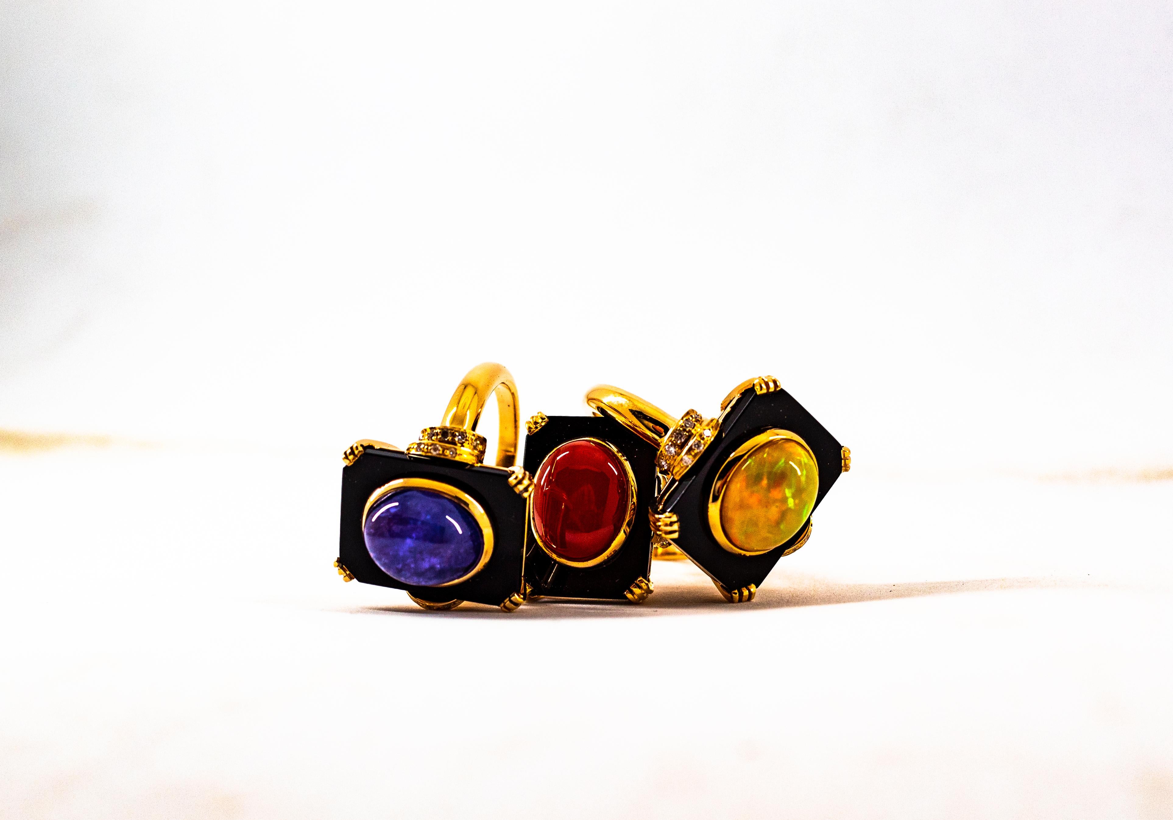 Taglio brillante Anello da cocktail in oro giallo Art Deco con diamante bianco Mediterraneo e corallo rosso Onice in vendita