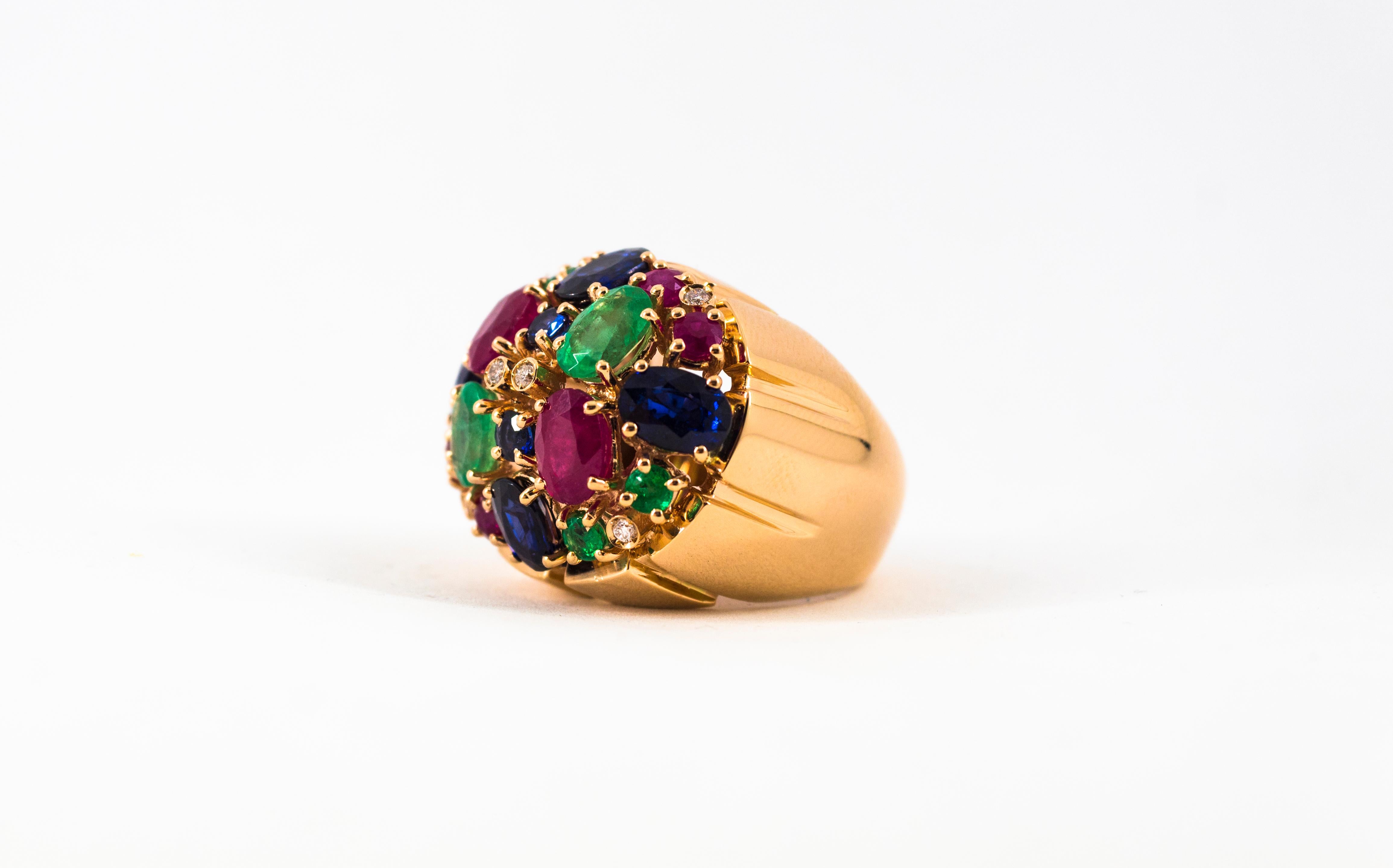 Bague cocktail Art déco en or jaune, diamant blanc, rubis, émeraude, saphir bleu en vente 9