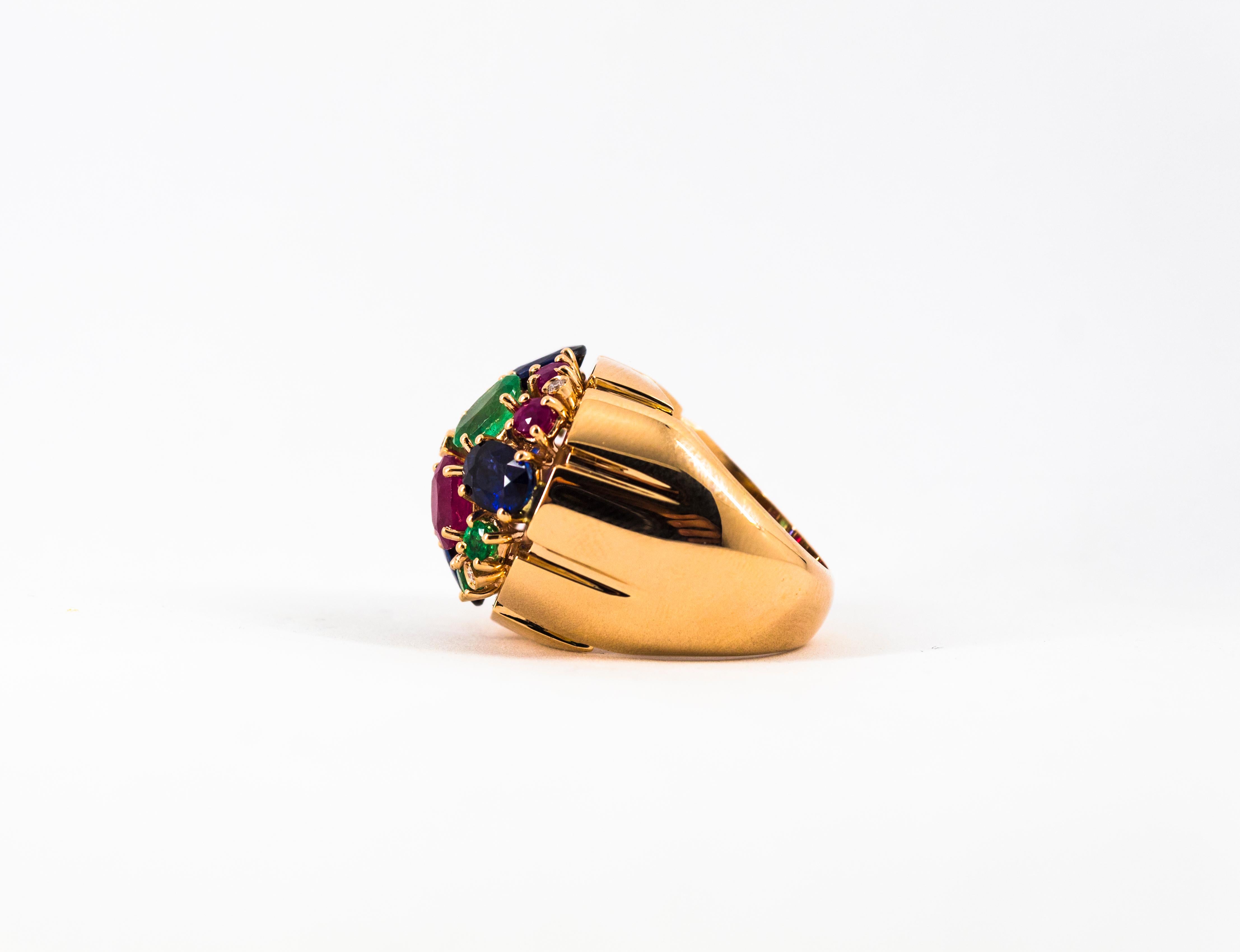 Bague cocktail Art déco en or jaune, diamant blanc, rubis, émeraude, saphir bleu en vente 10