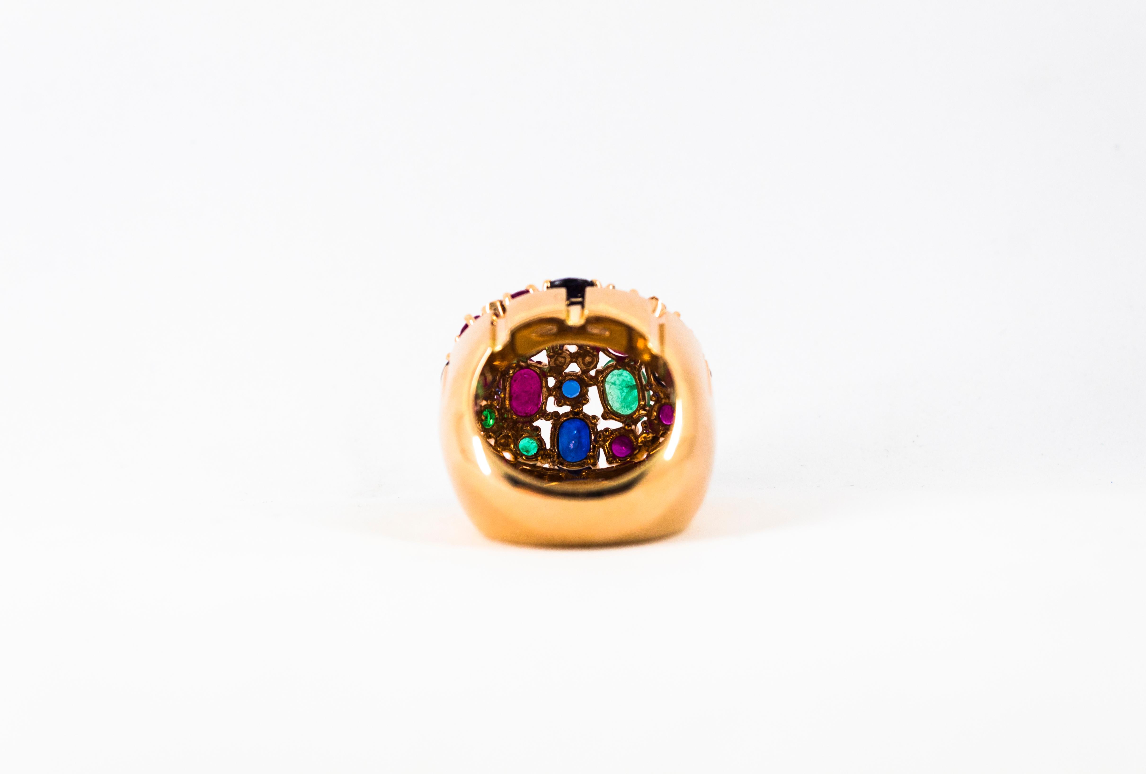 Bague cocktail Art déco en or jaune, diamant blanc, rubis, émeraude, saphir bleu en vente 11