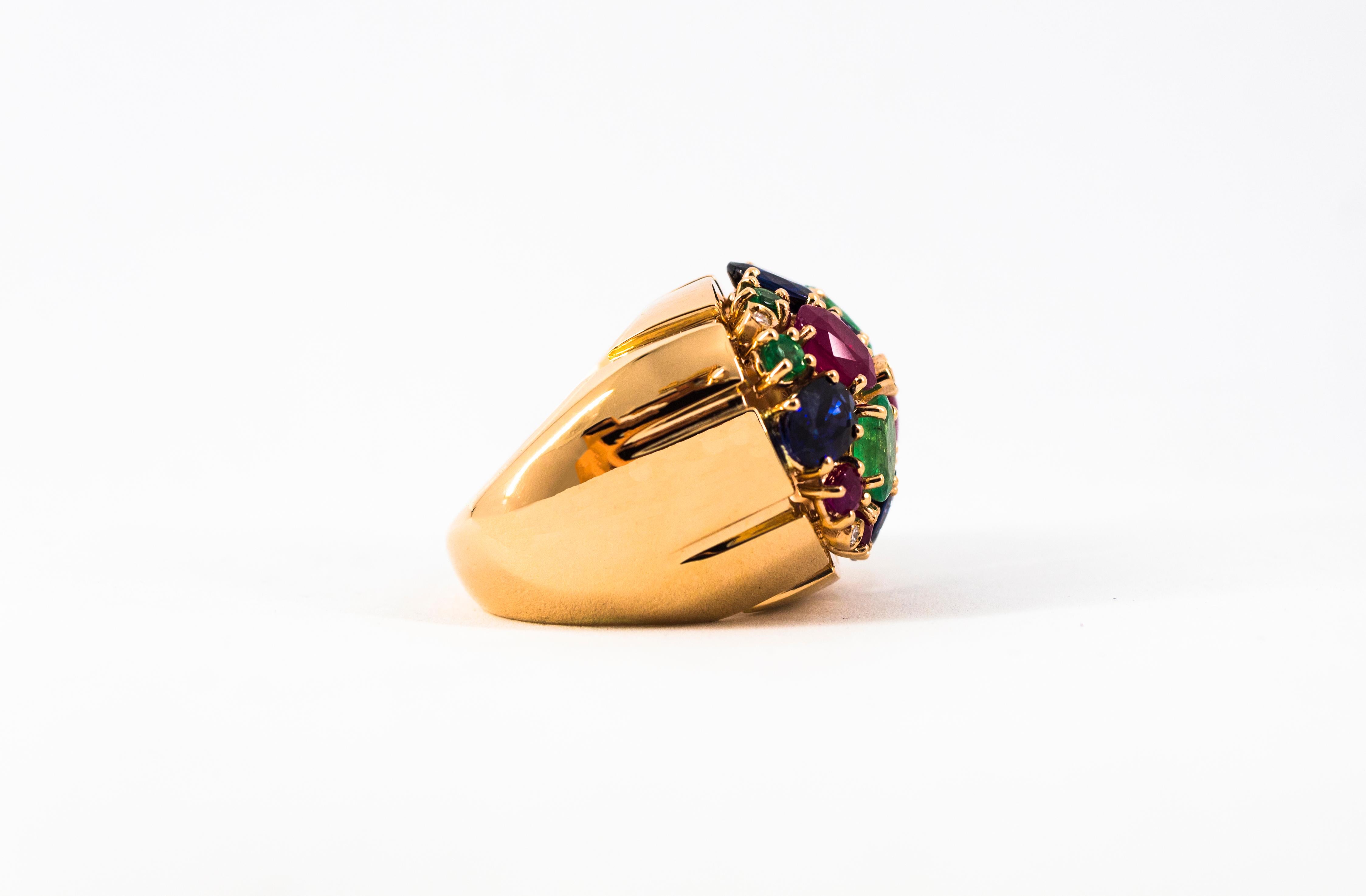 Bague cocktail Art déco en or jaune, diamant blanc, rubis, émeraude, saphir bleu en vente 12