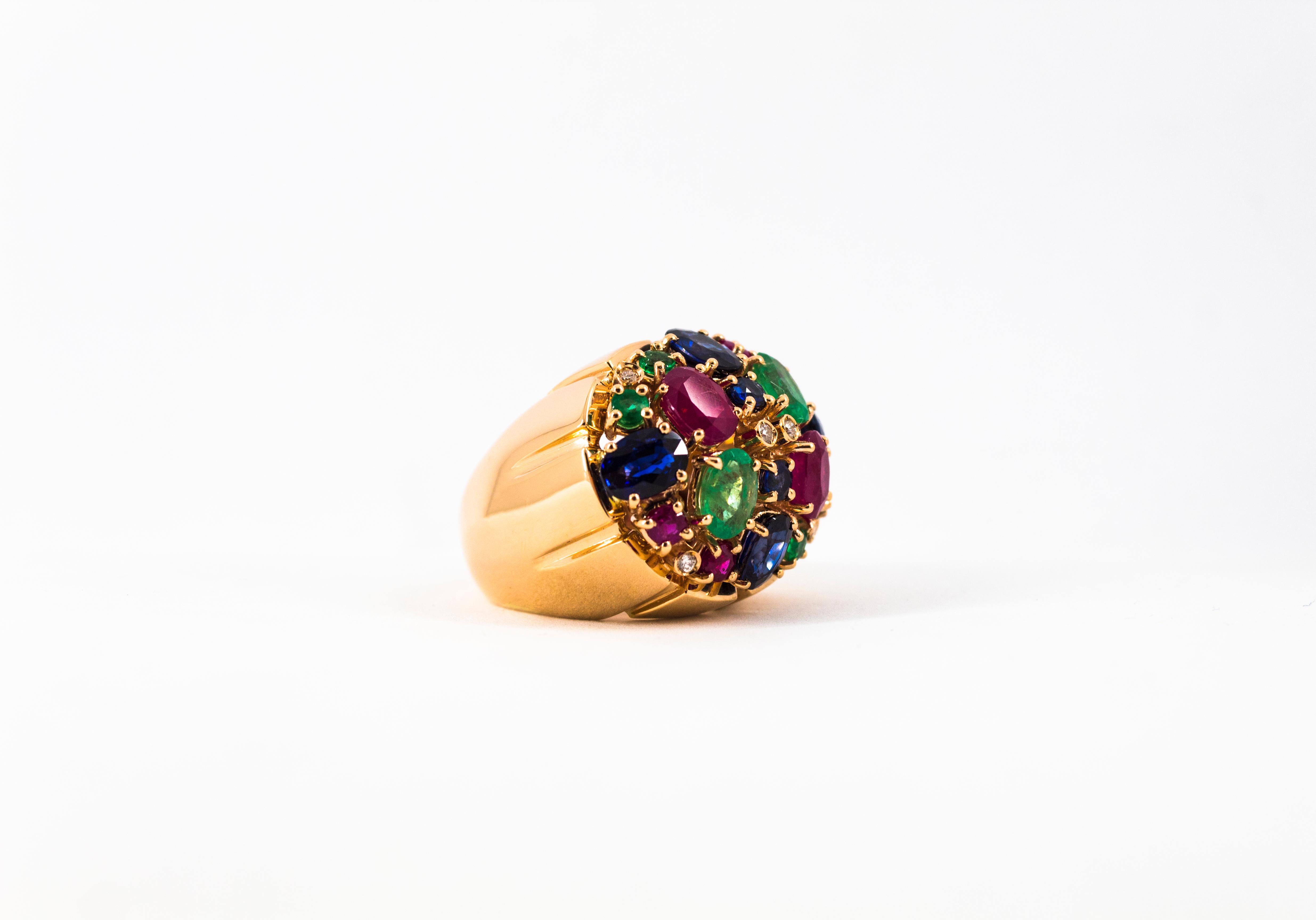 Bague cocktail Art déco en or jaune, diamant blanc, rubis, émeraude, saphir bleu en vente 13