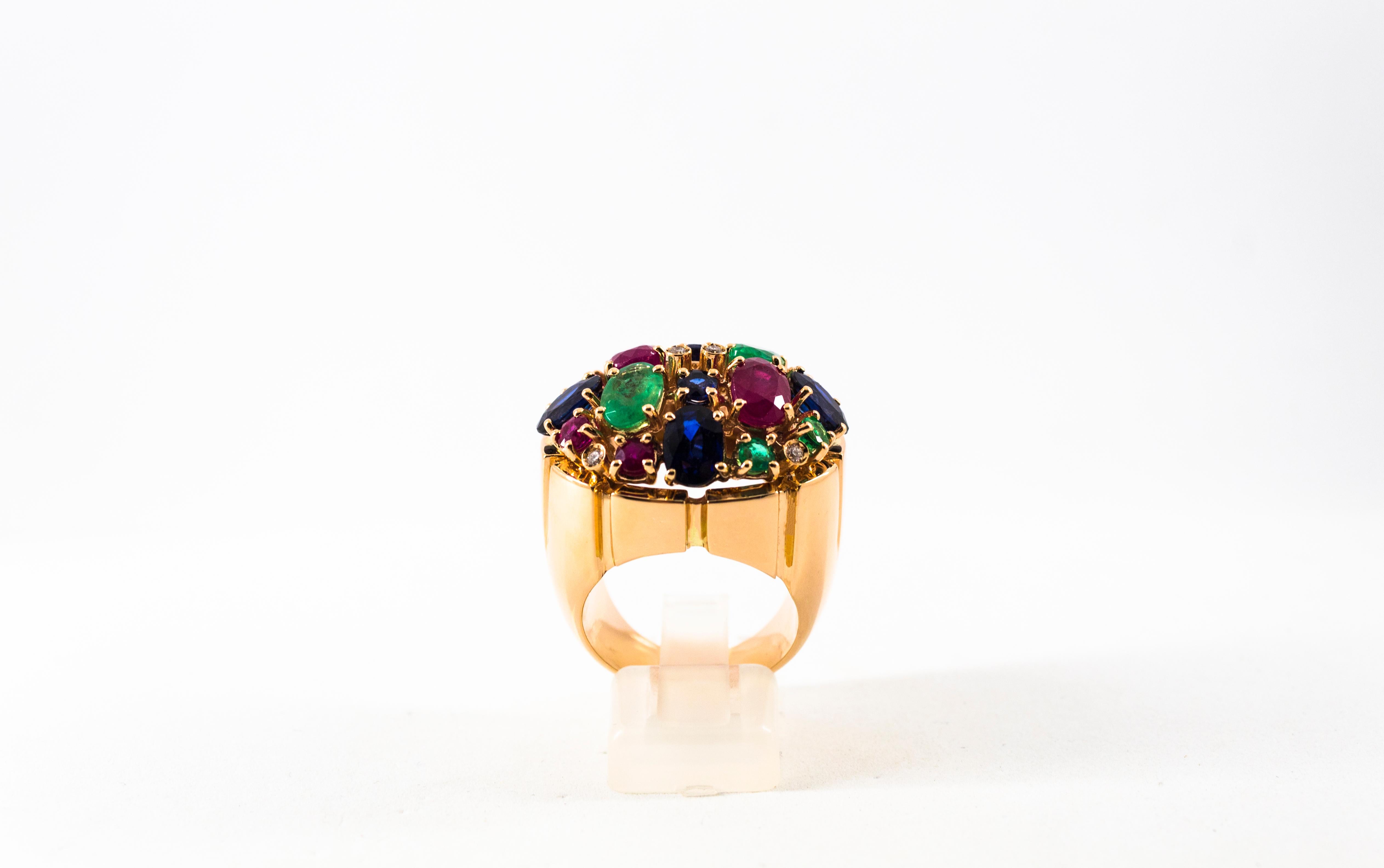 Taille brillant Bague cocktail Art déco en or jaune, diamant blanc, rubis, émeraude, saphir bleu en vente