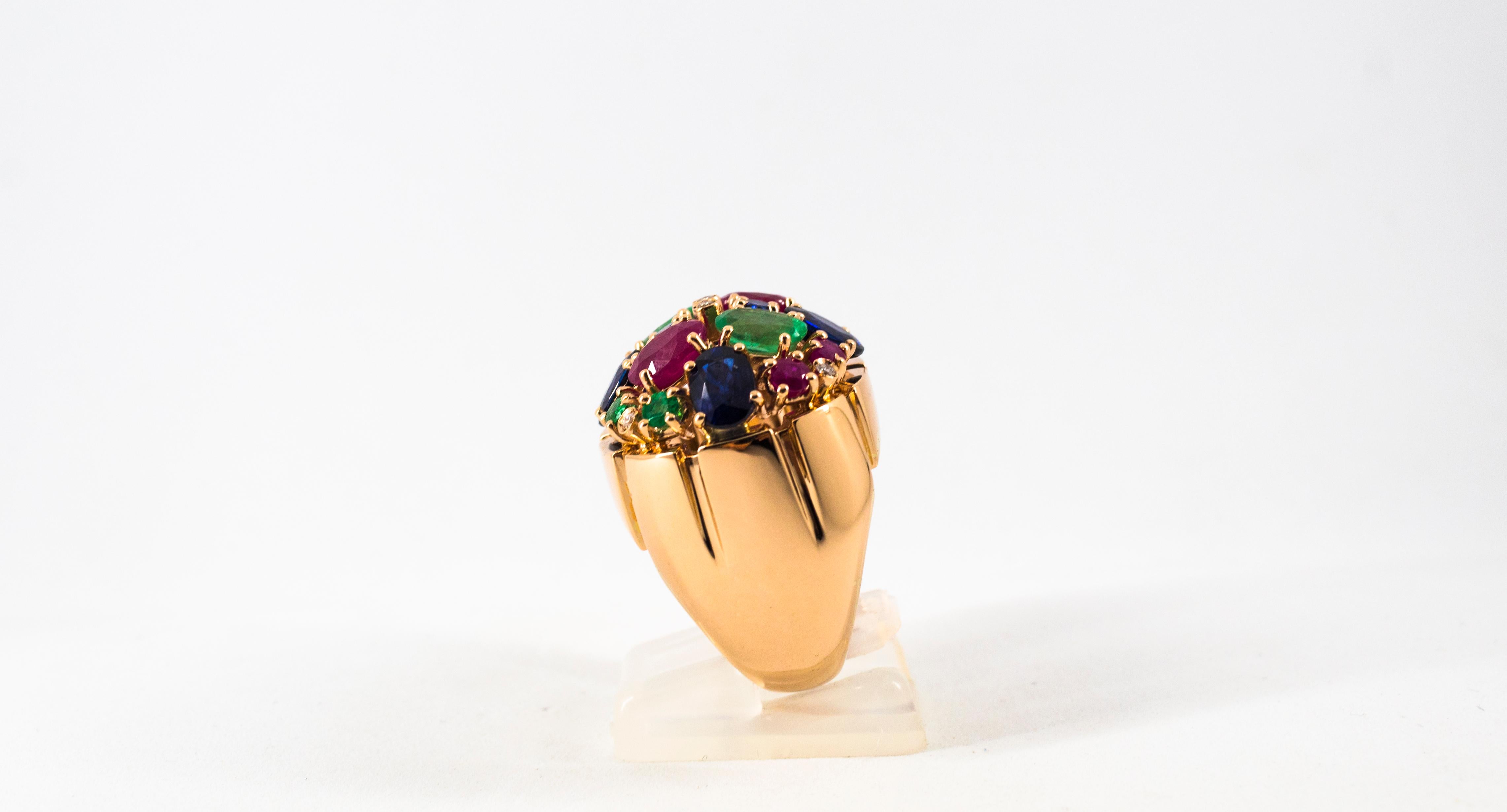 Bague cocktail Art déco en or jaune, diamant blanc, rubis, émeraude, saphir bleu en vente 1