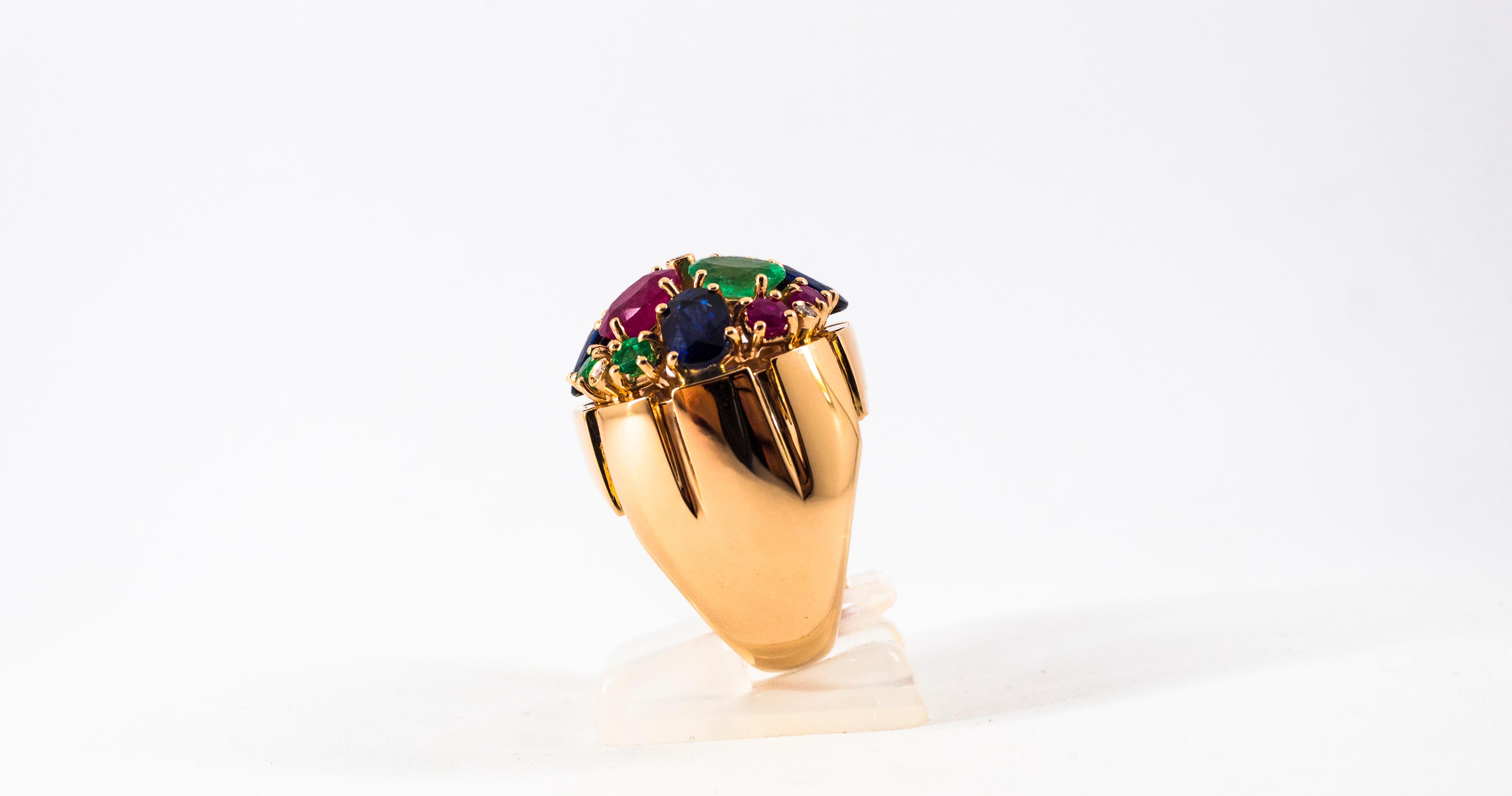 Bague cocktail Art déco en or jaune, diamant blanc, rubis, émeraude, saphir bleu en vente 2