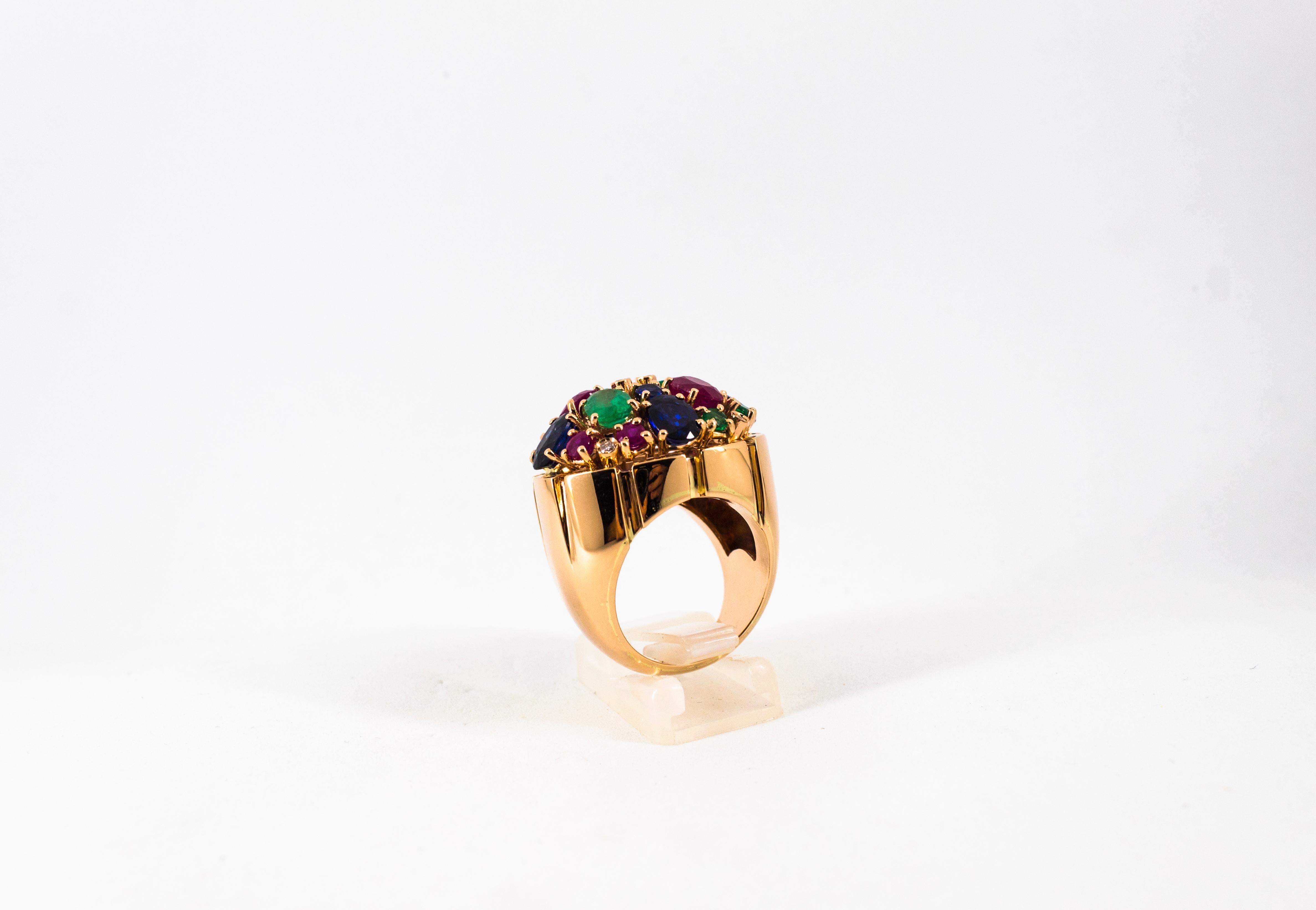 Bague cocktail Art déco en or jaune, diamant blanc, rubis, émeraude, saphir bleu en vente 3