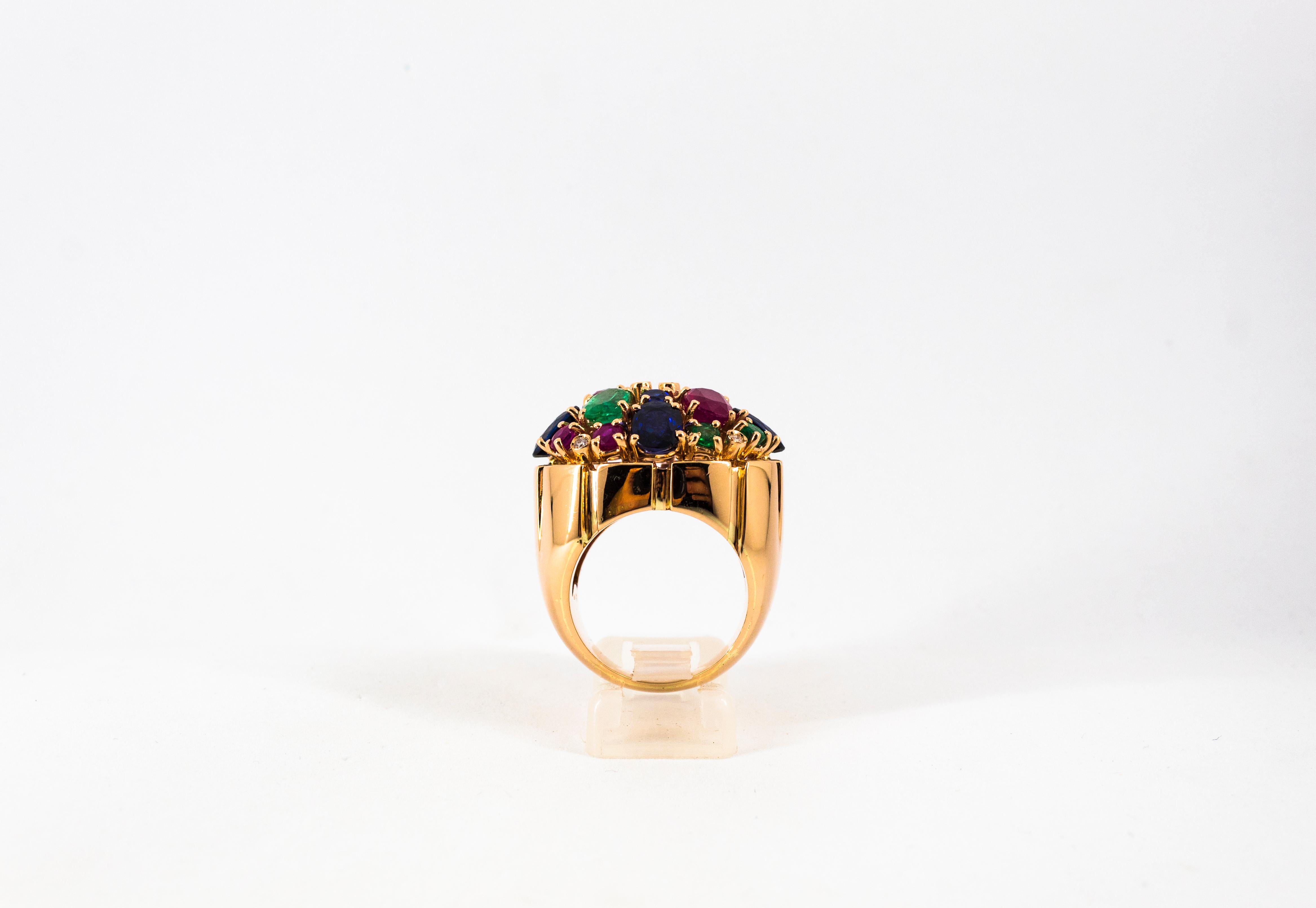 Bague cocktail Art déco en or jaune, diamant blanc, rubis, émeraude, saphir bleu en vente 4