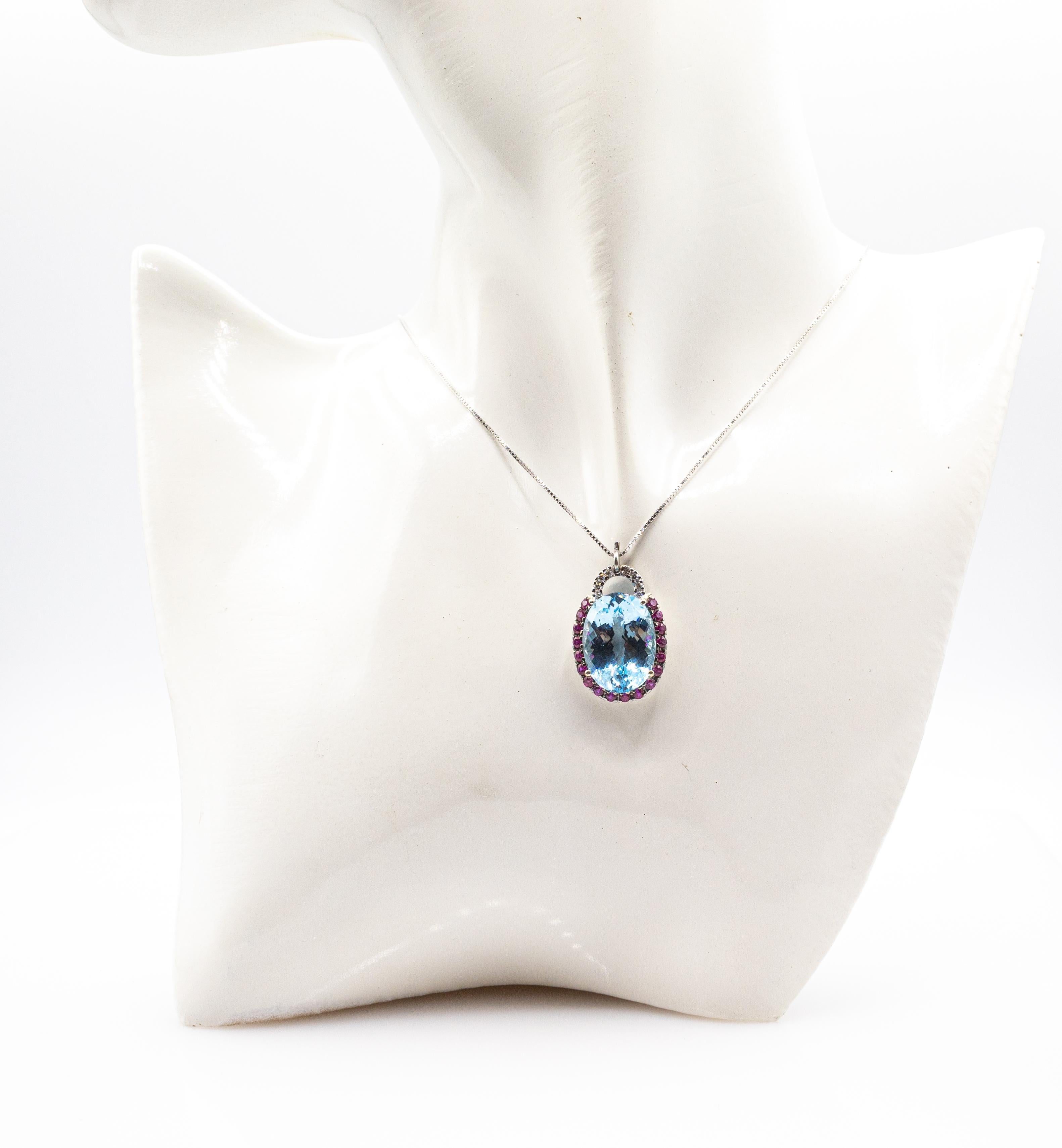 Collier pendentif Art déco en or blanc, diamants blancs, rubis et topaze bleue taille ovale en vente 2