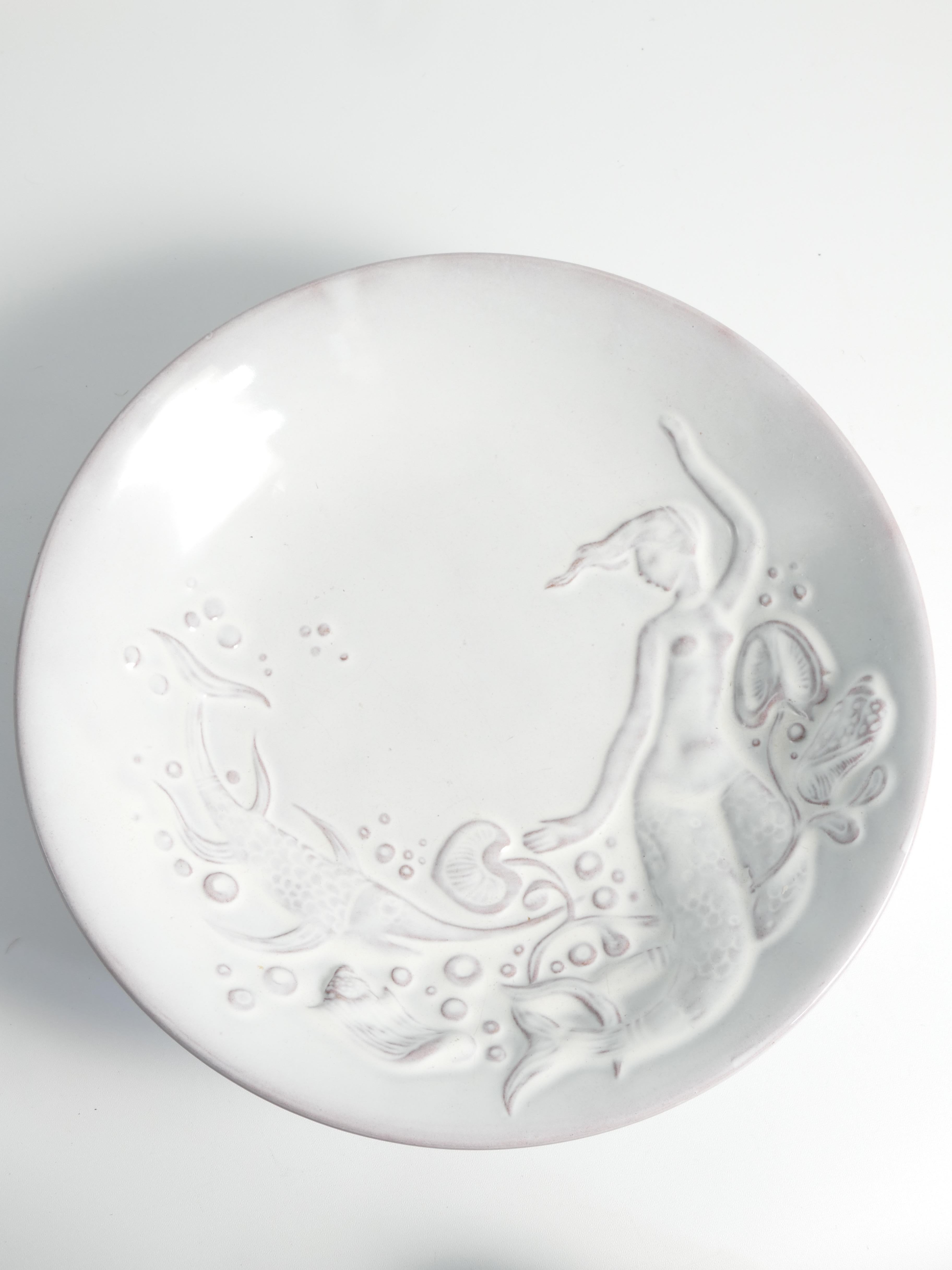 Weiße Art-Déco-Schale mit Meerjungfrauenmotiv aus Steingut „300“ von Mari Simmulson für Upsala-Ekeby im Angebot 2