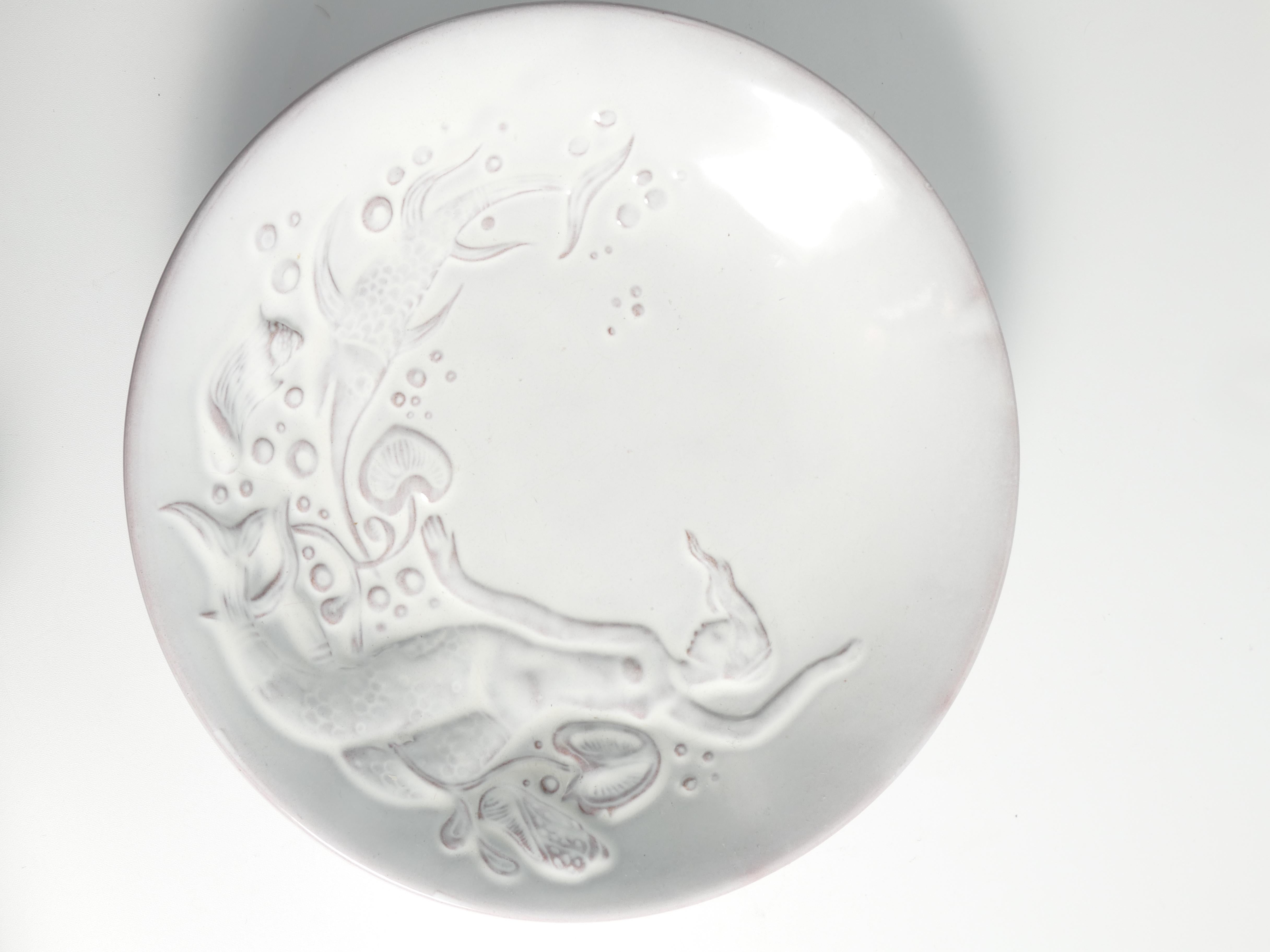 Weiße Art-Déco-Schale mit Meerjungfrauenmotiv aus Steingut „300“ von Mari Simmulson für Upsala-Ekeby (Tonware) im Angebot
