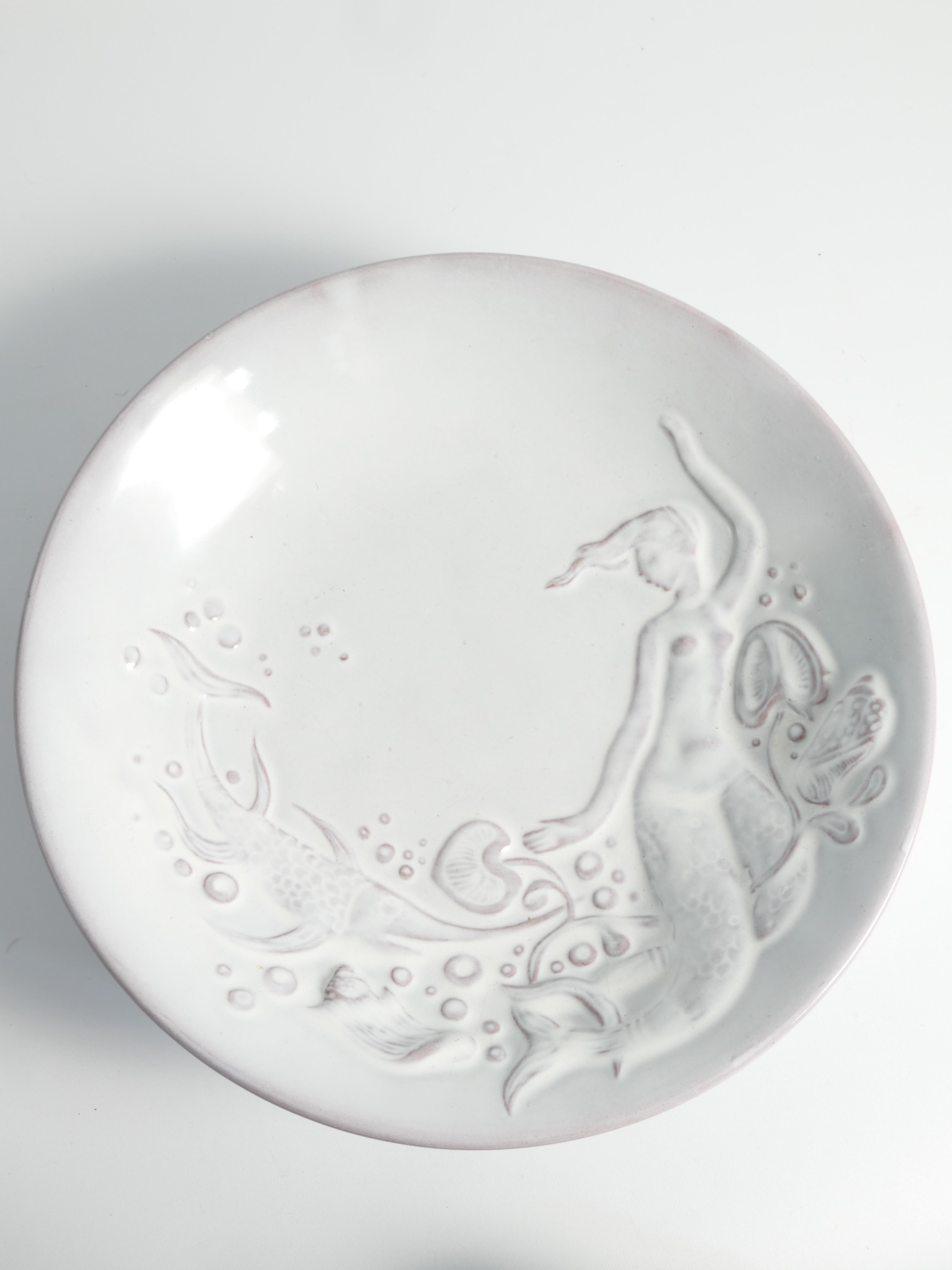 Weiße Art-Déco-Schale mit Meerjungfrauenmotiv aus Steingut „300“ von Mari Simmulson für Upsala-Ekeby im Angebot 1