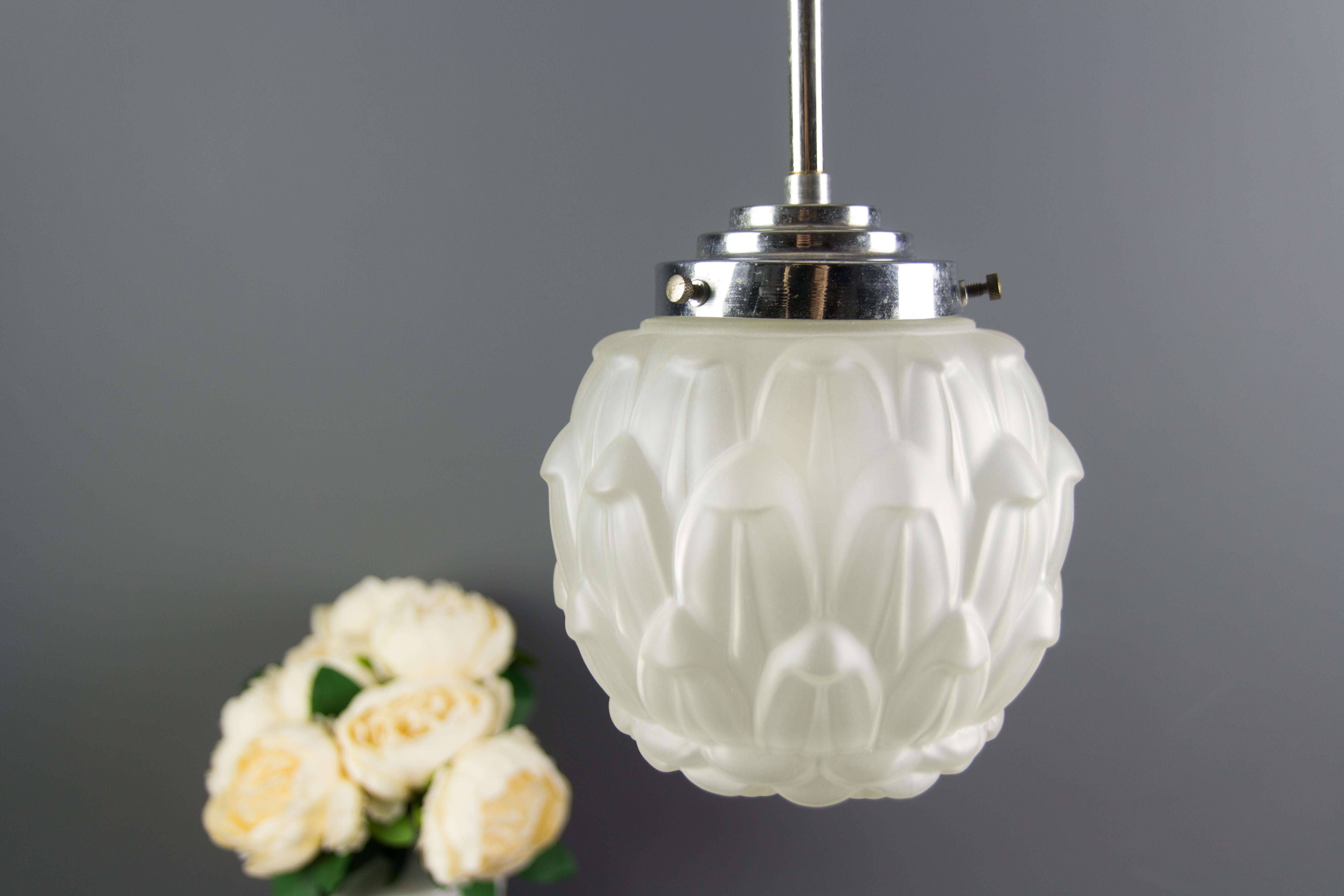 Art Deco White Frosted Glass and Chrome Pendant Ceiling Light, 1930s In Good Condition In Barntrup, DE