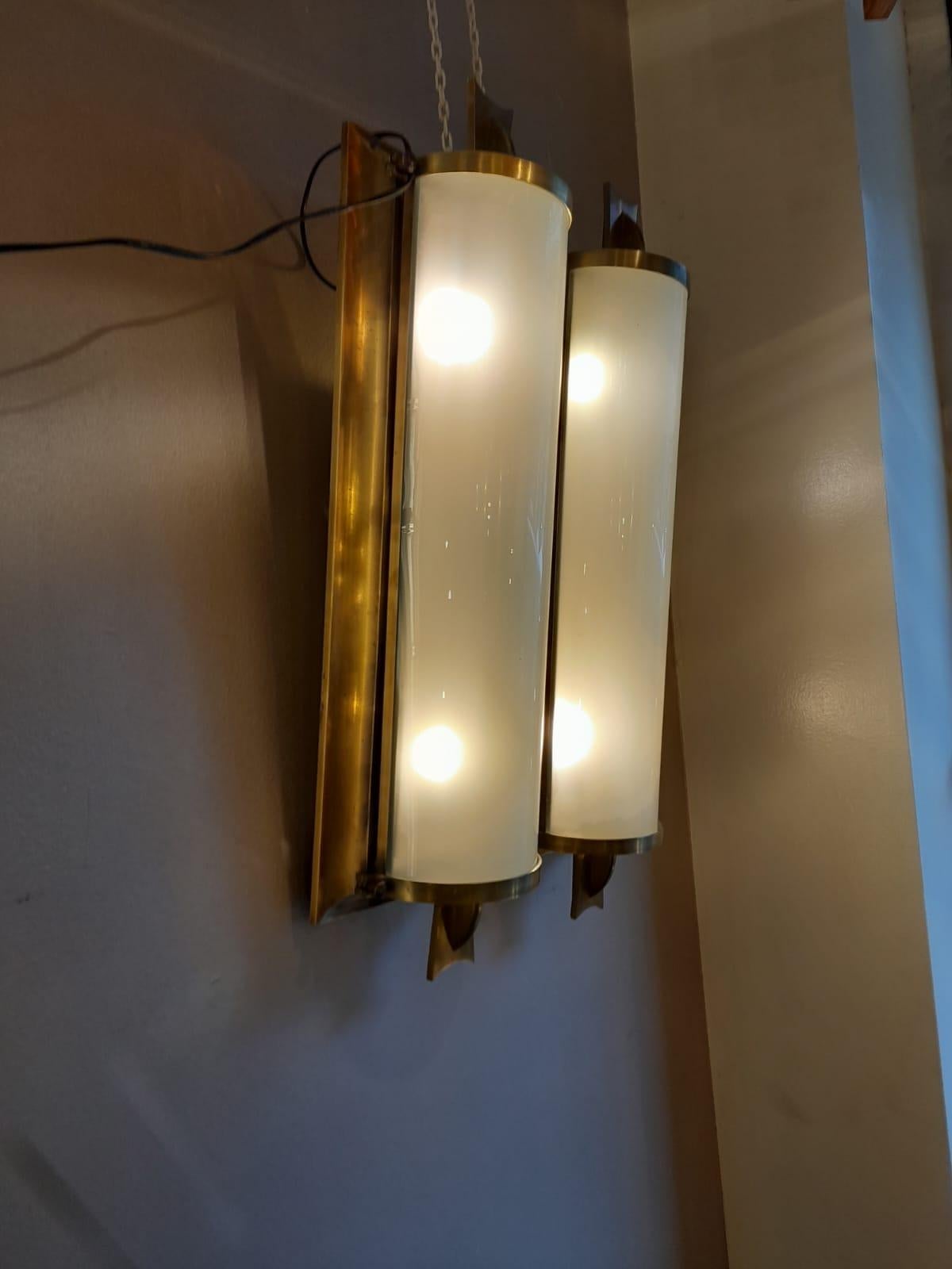 Art Deco Brass and Glass wall sconce. 4 lights 2 lampshades. From France from 1930s period.

size: L 50 cm, h 85 cm, D 13 cm.