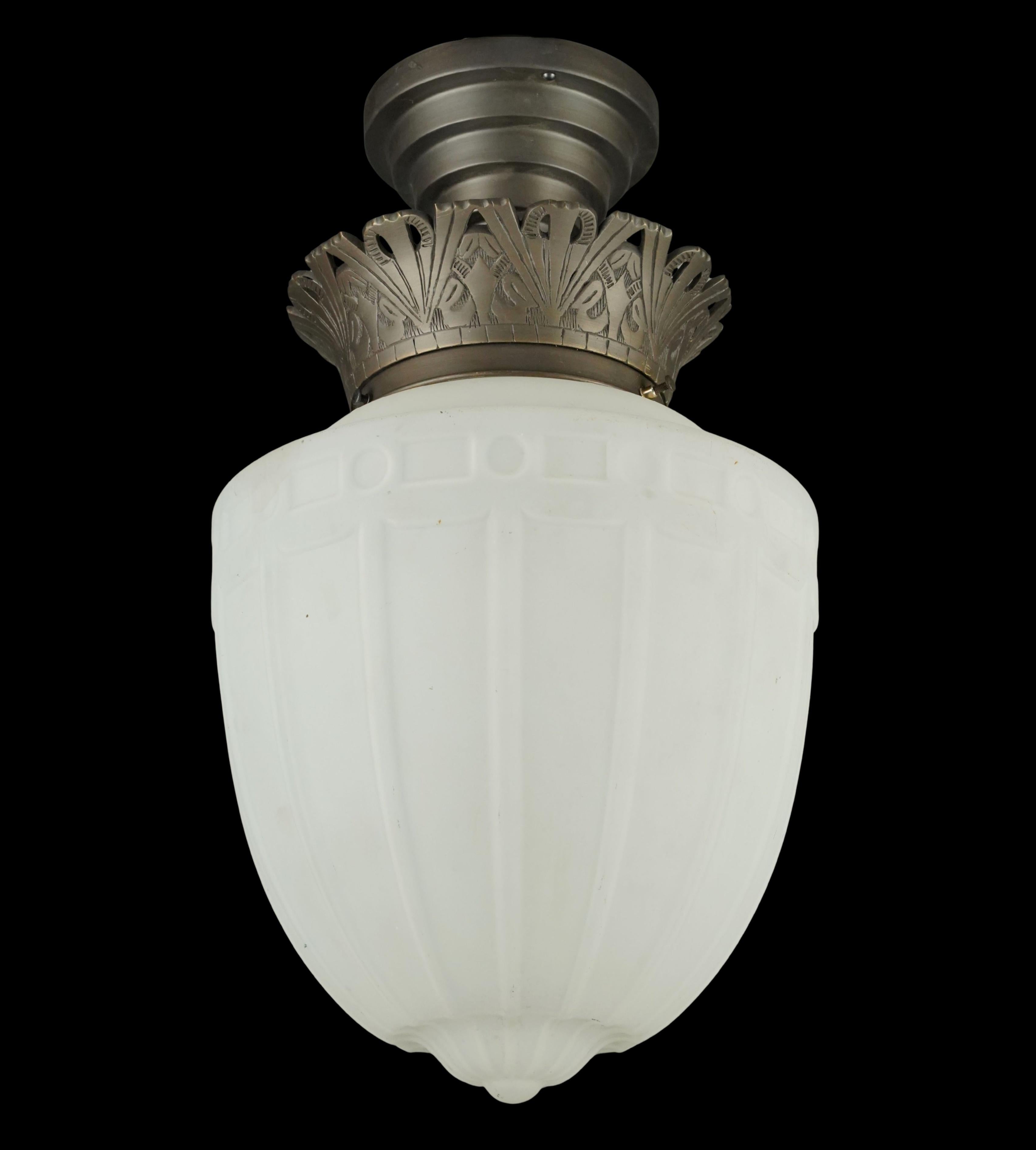 Lampada a semi-incasso in stile Art Déco con globo in vetro lattiginoso e montatura in ottone con finitura peltro. Richiede una lampadina standard di tipo Edison a base media. Pulito e restaurato. Buone condizioni, con usura superficiale del globo