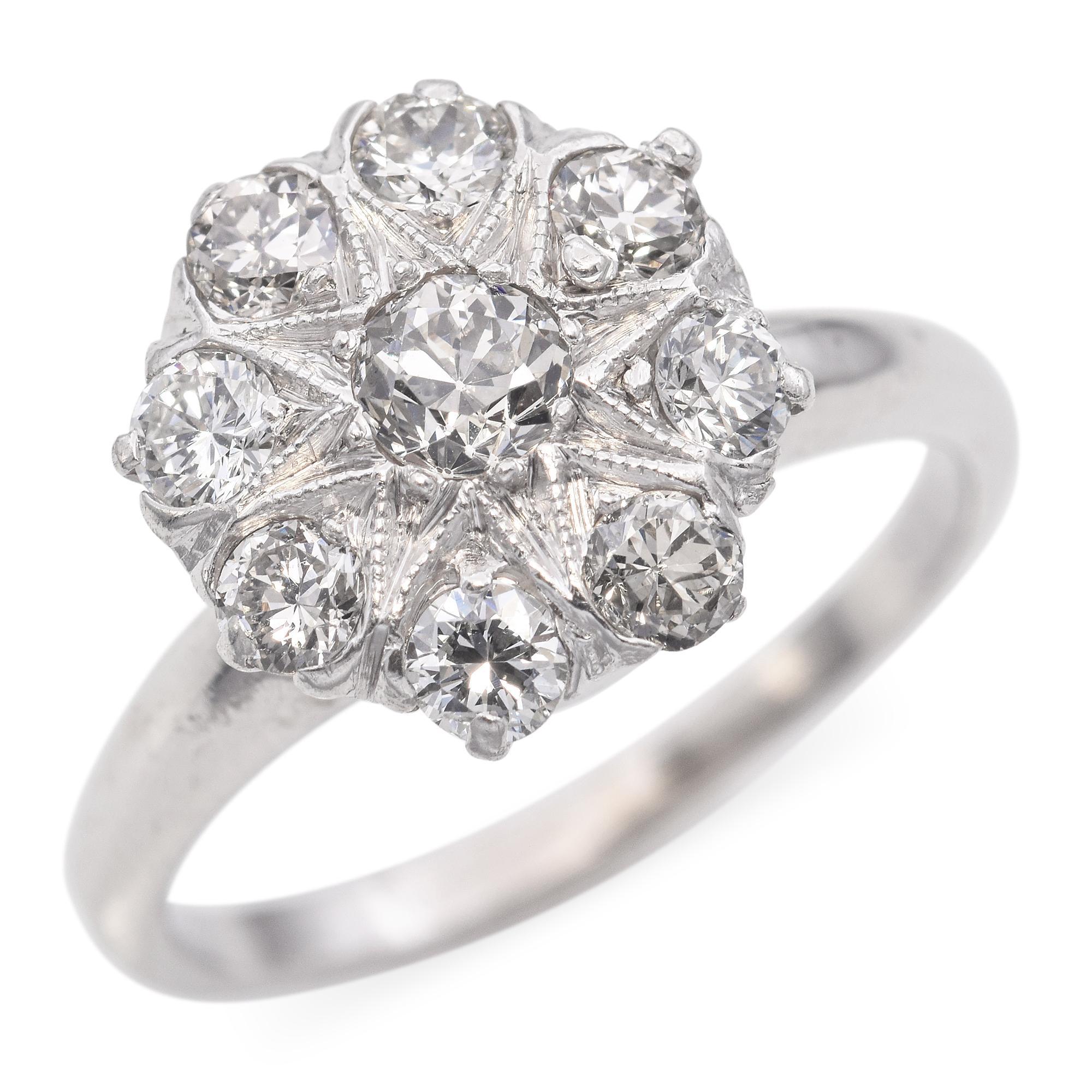 Edoardiano Anello Art Deco in oro bianco con diamanti a grappolo da 0,65 TCW in vendita