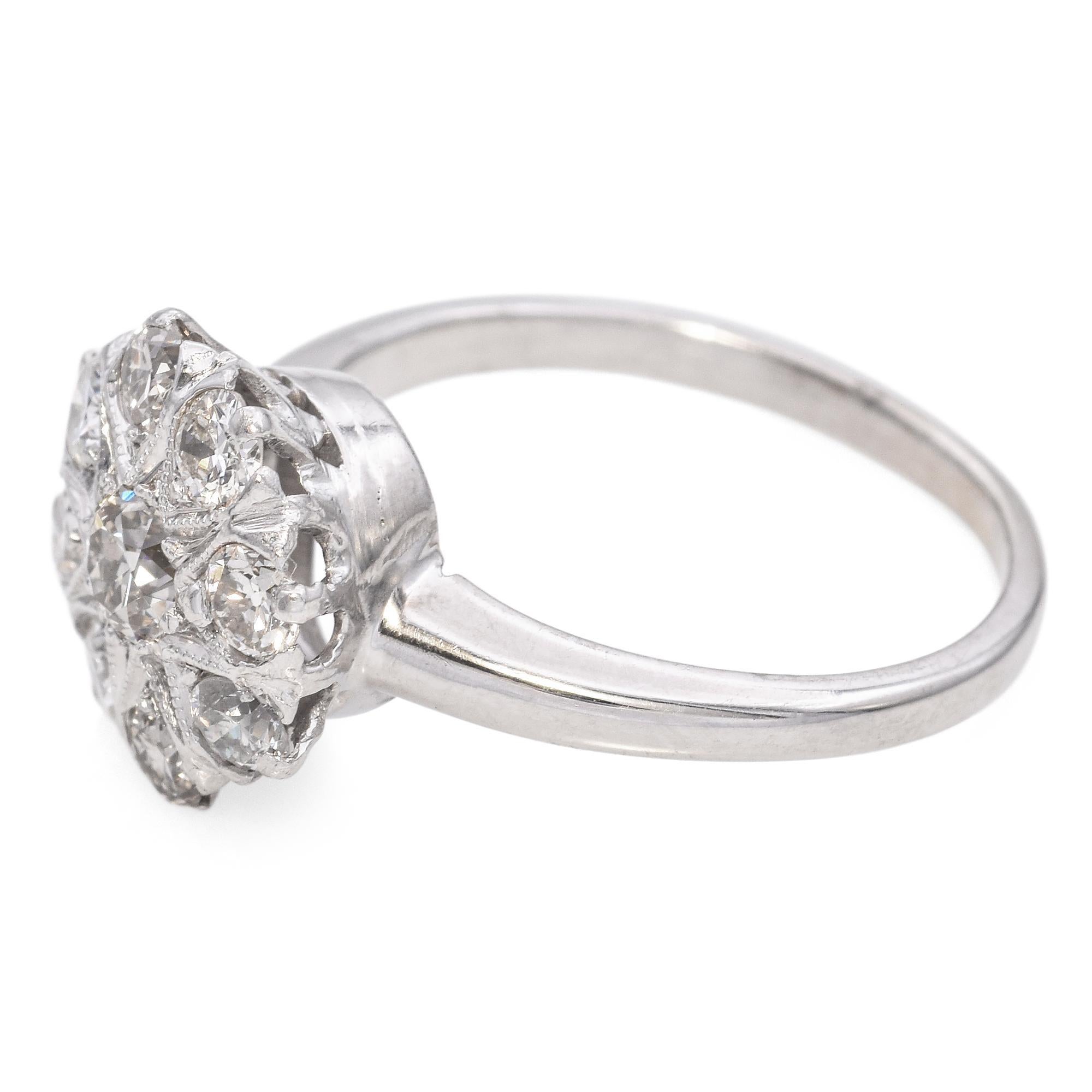Taglio antico europeo Anello Art Deco in oro bianco con diamanti a grappolo da 0,65 TCW in vendita