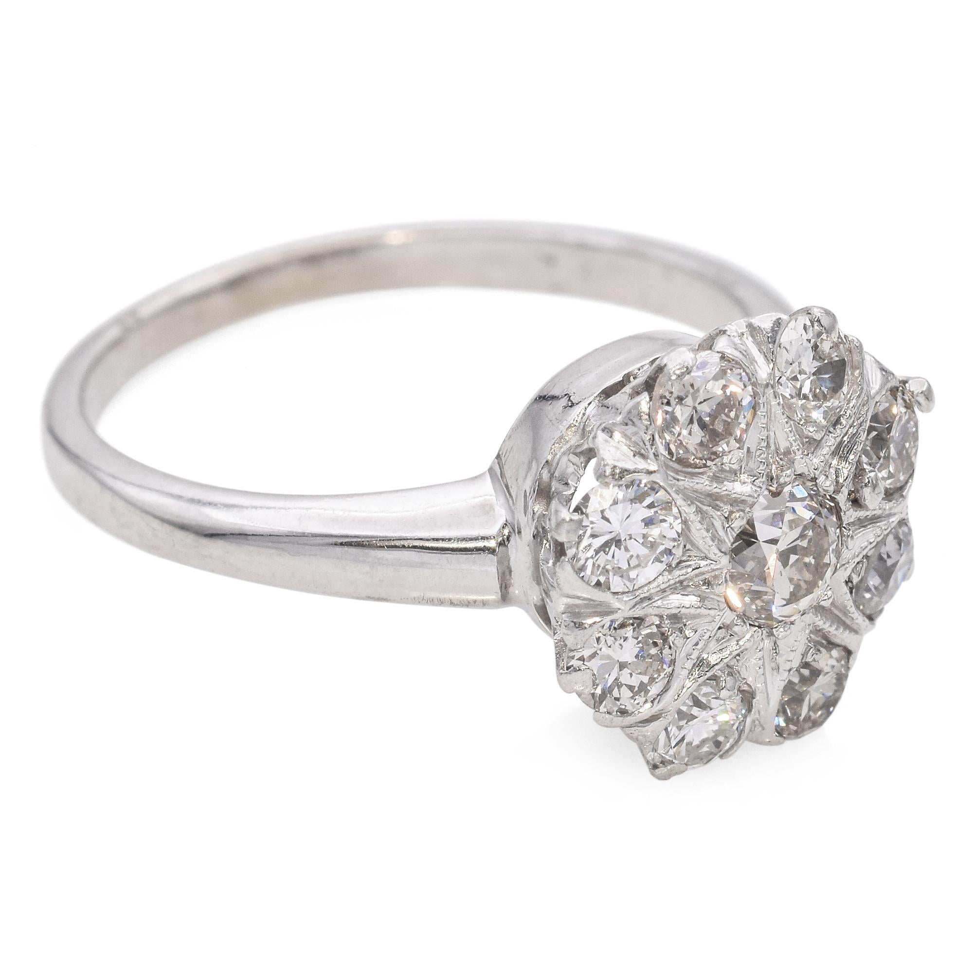 Anello Art Deco in oro bianco con diamanti a grappolo da 0,65 TCW In condizioni buone in vendita a New York, NY