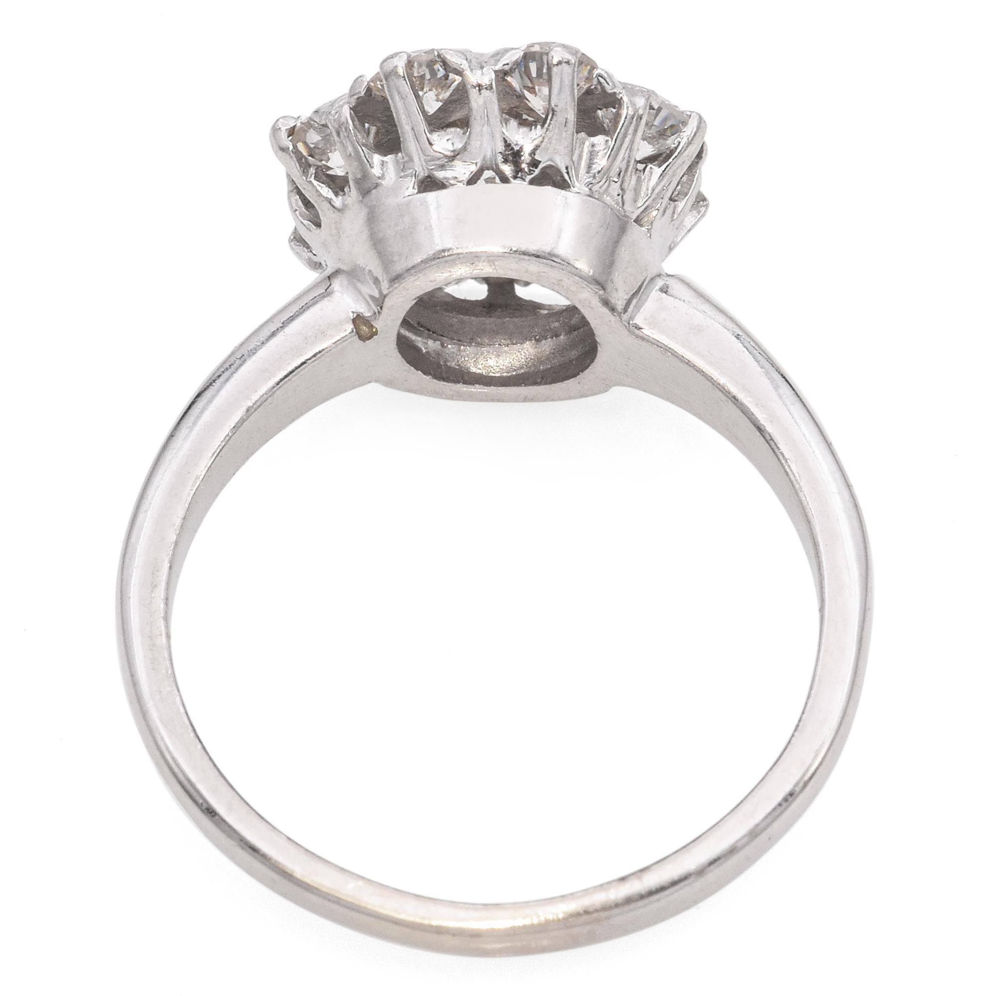 Donna Anello Art Deco in oro bianco con diamanti a grappolo da 0,65 TCW in vendita