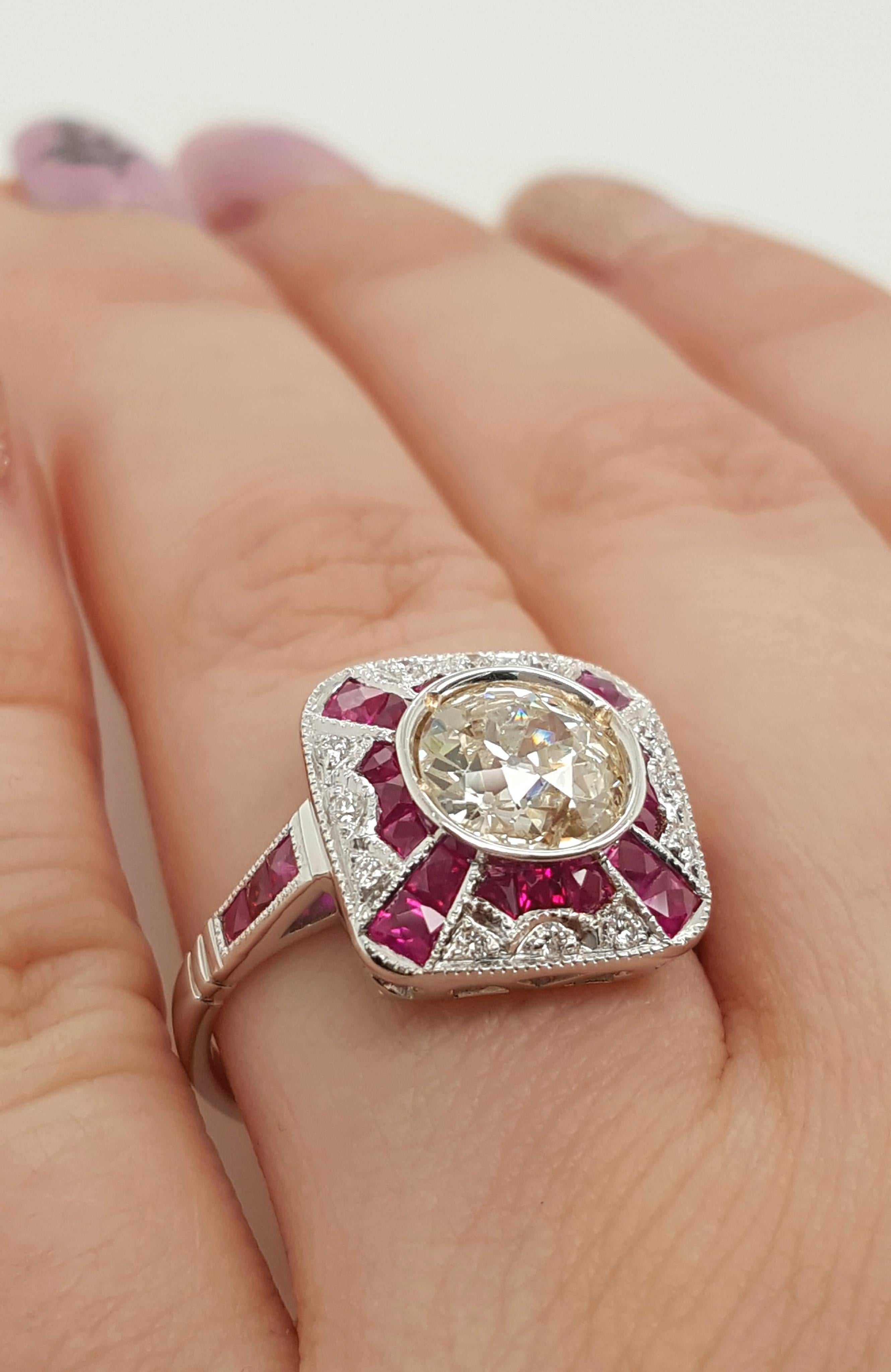 Esta belleza es la reproducción perfecta de un anillo de compromiso antiguo. Este diamante de talla europea antigua de 1,5 quilates es magnífico, añadiendo el trabajo de filigrana alrededor de la galería, el halo de rubíes y el engaste de diamantes
