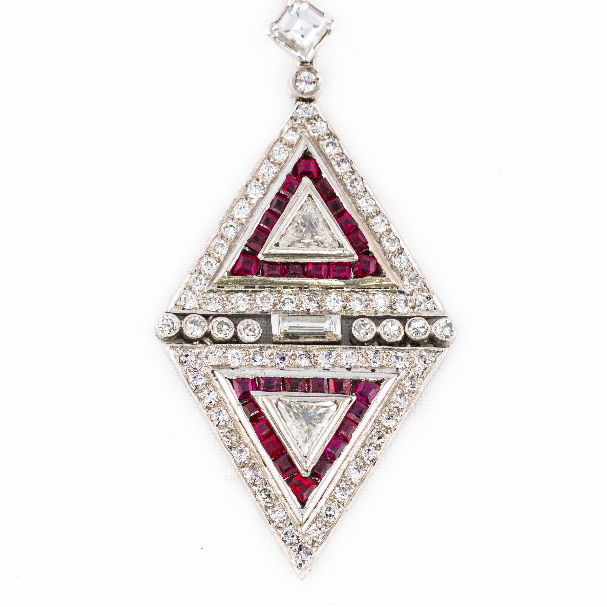 Art-Deco-Halskette aus Weißgold mit Diamanten und Rubinen

Beschreibung: Dieses Weißgoldcollier ist ein beeindruckendes Beispiel für die Eleganz des Art déco. Es ist eine meisterhafte Kombination aus geometrischer Raffinesse und der Brillanz von