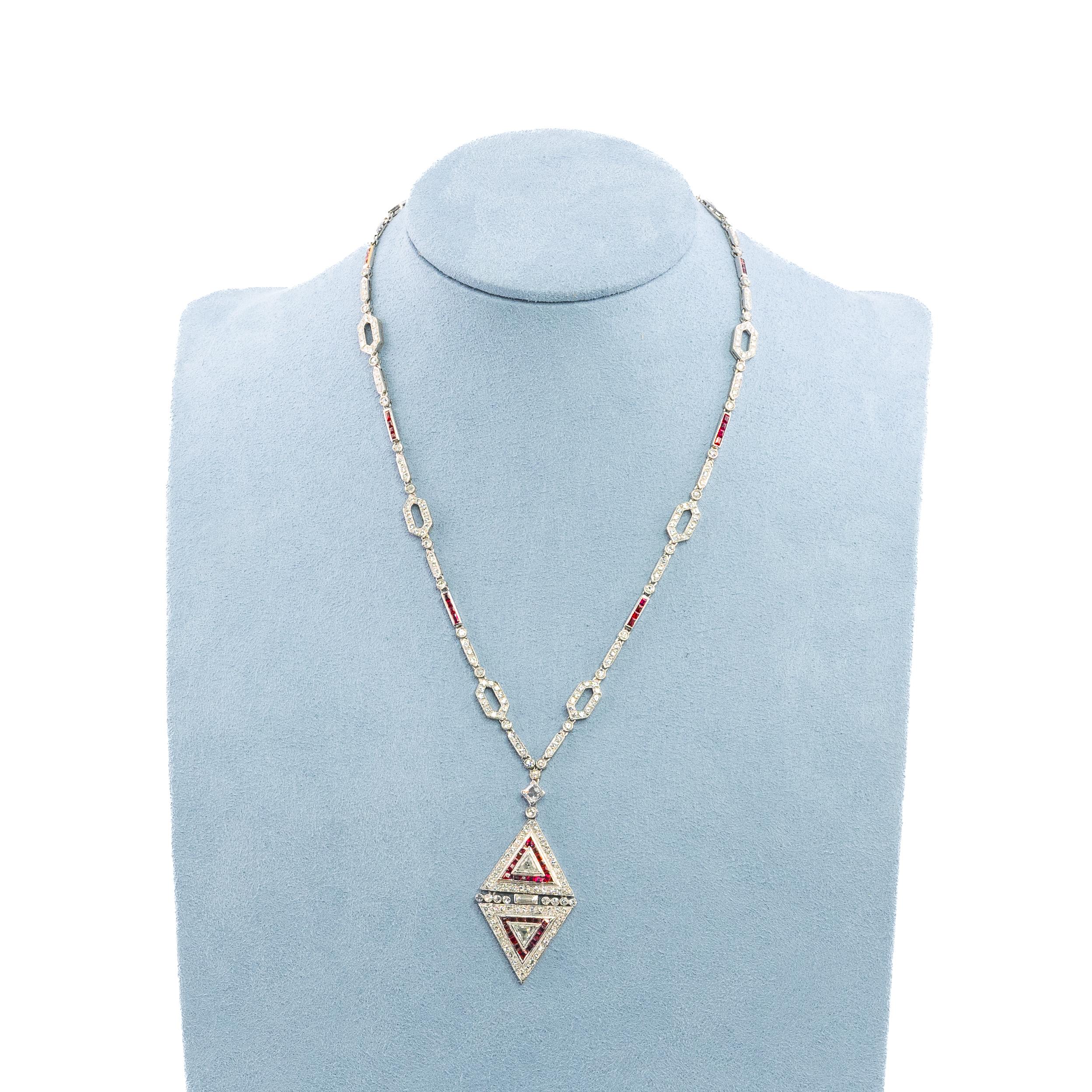 Art-Deco-Halskette aus Weißgold mit Diamanten und Rubinen (Rundschliff) im Angebot