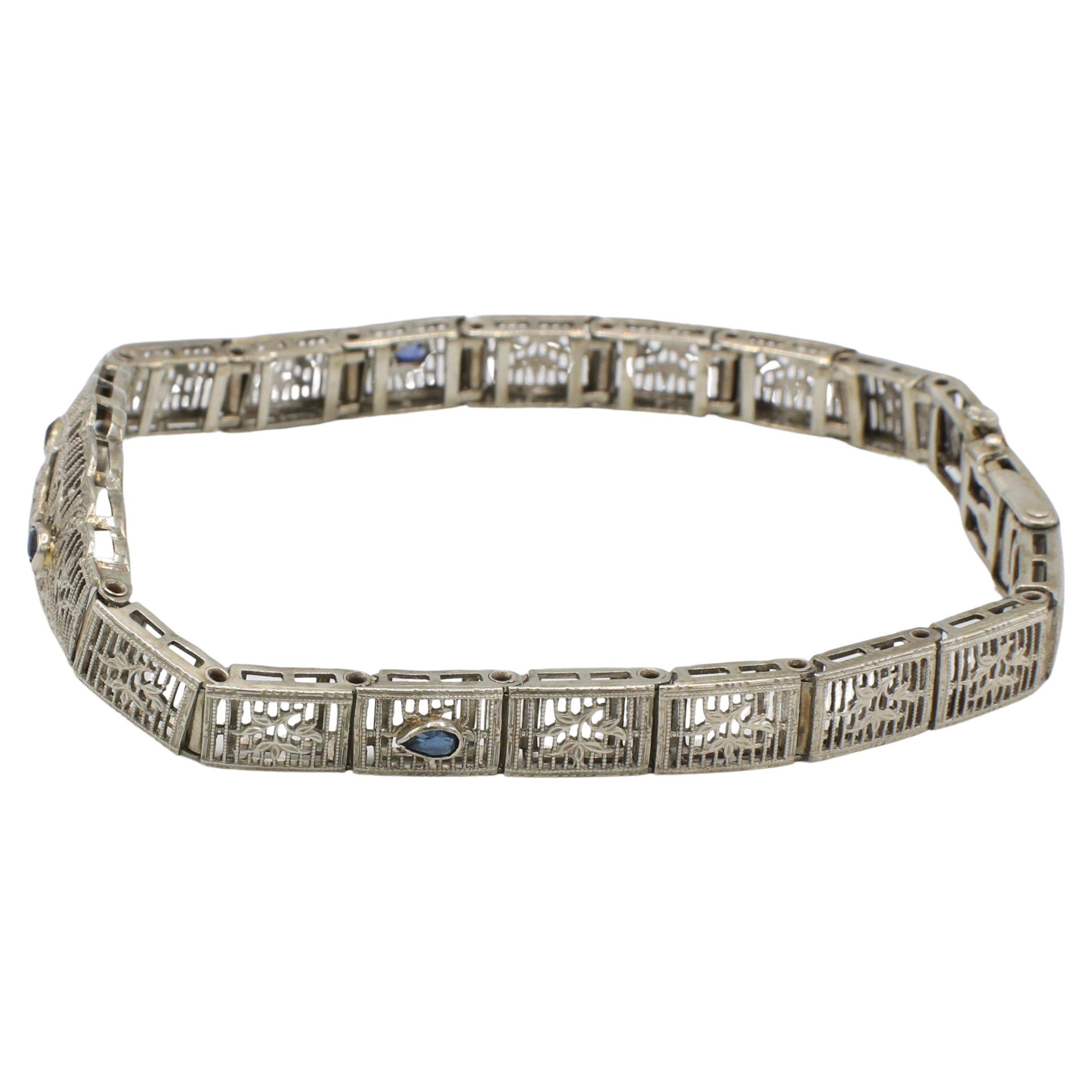 Belly-Armband aus Weißgold mit filigranem natürlichem Diamanten und Saphiren im Art déco-Stil 
Metall: 10K Weißgold
Gewicht: 9,2 Gramm
Länge: 7 Zoll
Breite:6-13mm
Diamanten: 1 runder Naturdiamant im Einzelschliff, ca. 0,1 CT G-H VS
Saphire: