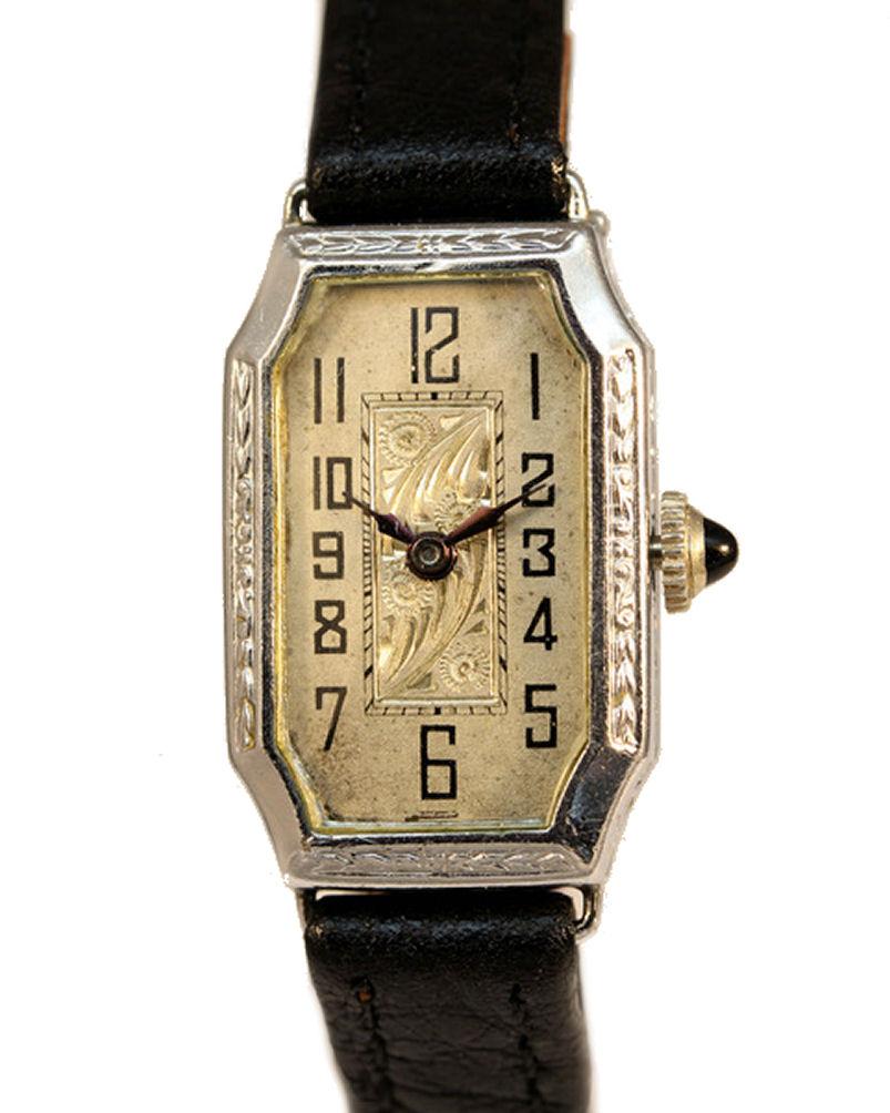 Für Ihre Betrachtung ist diese wirklich schöne Damen original Art Deco manuelle Armbanduhr mit Original-Armband. Das Hauptgehäuse besteht aus 14 Karat Weißgold mit dreieckigen synthetischen Smaragden als Akzente. Schwere dekorative Art-Deco-Gravur