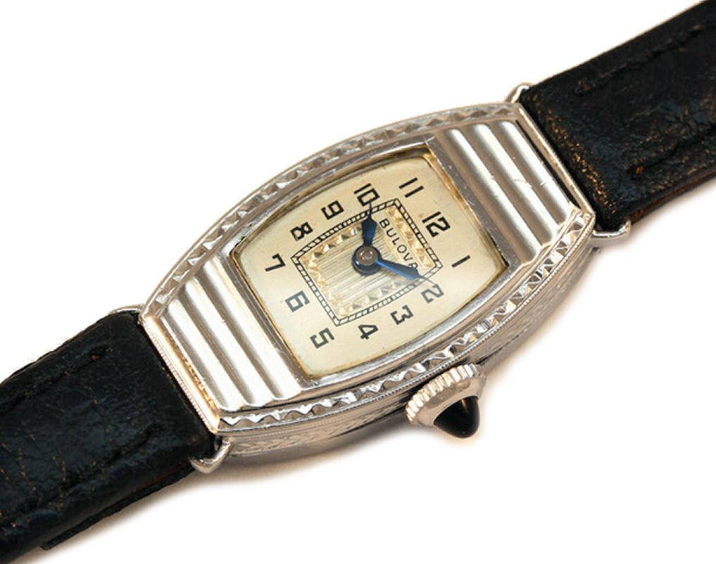 Nous sommes ravis de pouvoir vous proposer cette magnifique montre Art déco pour dames fabriquée par la société horlogère américaine Bulova. Nous vous proposons cette très belle montre-bracelet manuelle Art Déco pour dame, fabriquée par la société