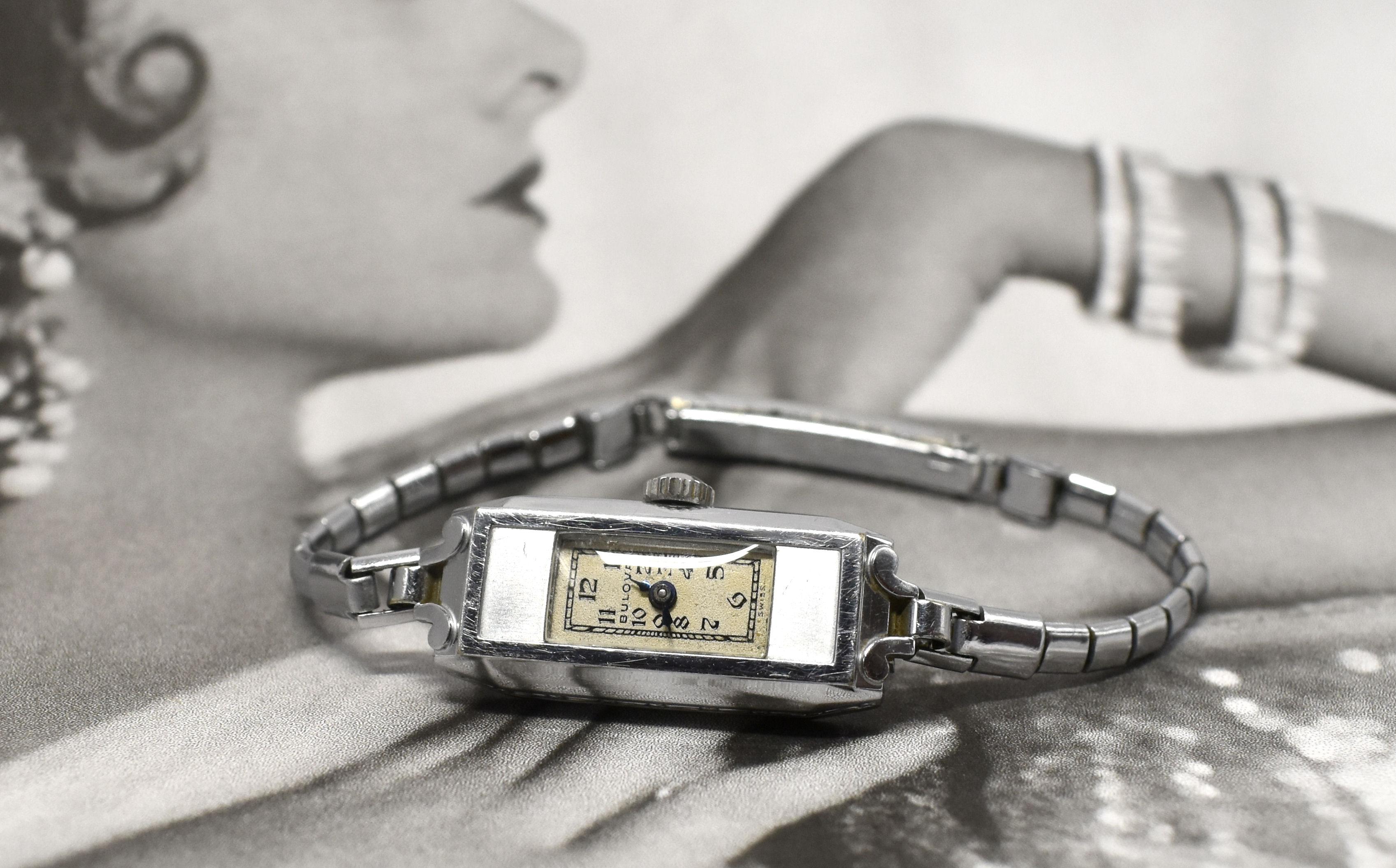Wir freuen uns, Ihnen diese wunderschöne Art Deco Damenuhr der amerikanischen Uhrenfirma Bulova anbieten zu können. Zur Auswahl steht diese sehr attraktive Bulova 'Miss America' Damen-Handgelenkuhr mit einem 7-steinigen Bulova 4AF Uhrwerk mit dem