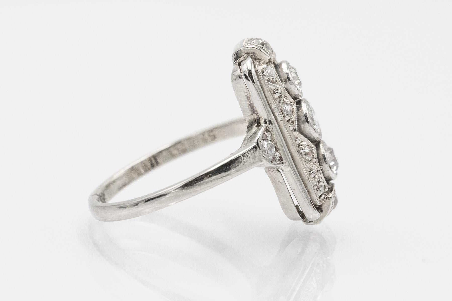 Anillo Art Déco de oro blanco con diamantes, años 40 en venta 5