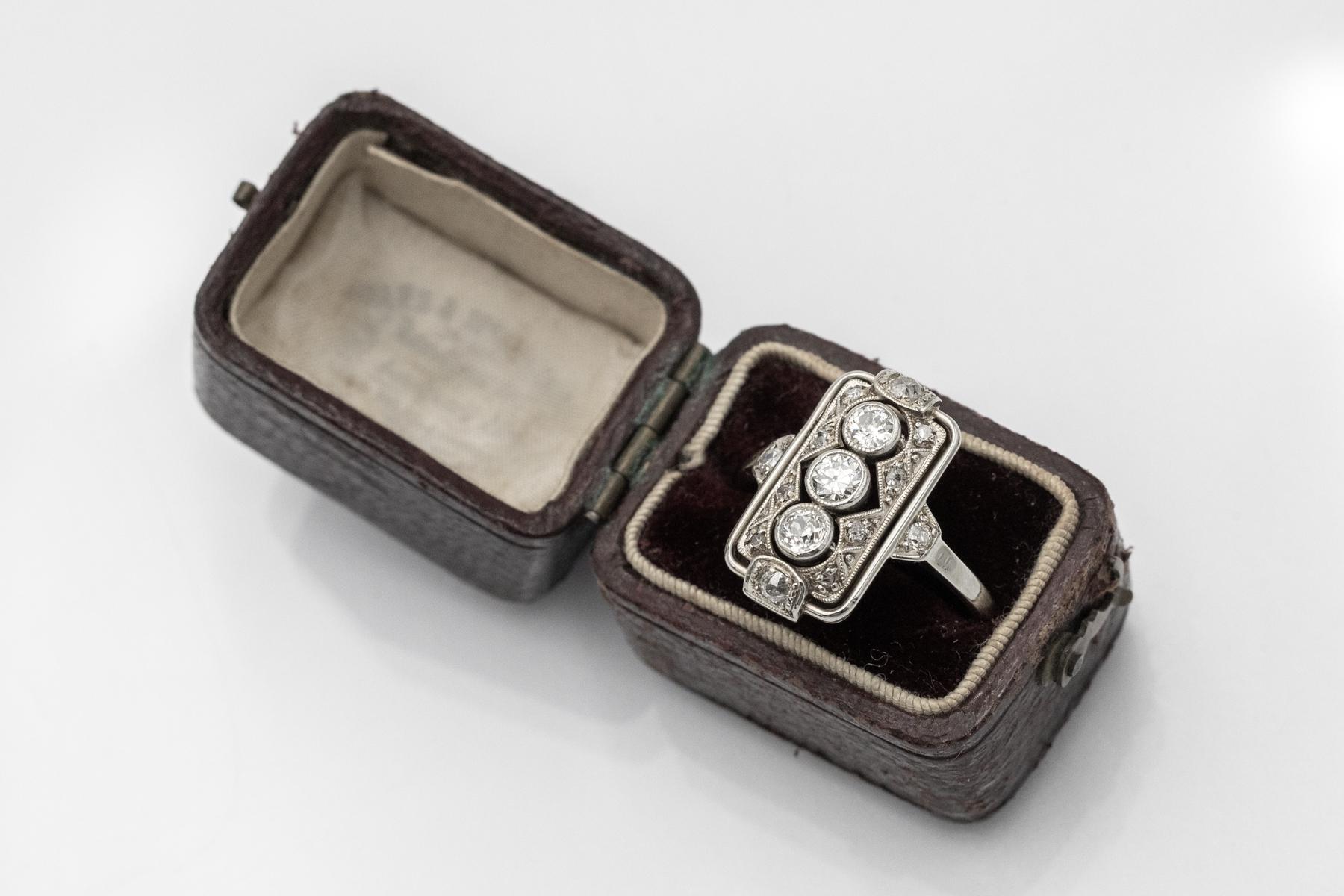 Anillo Art Déco de oro blanco con diamantes, años 40 Art Decó en venta