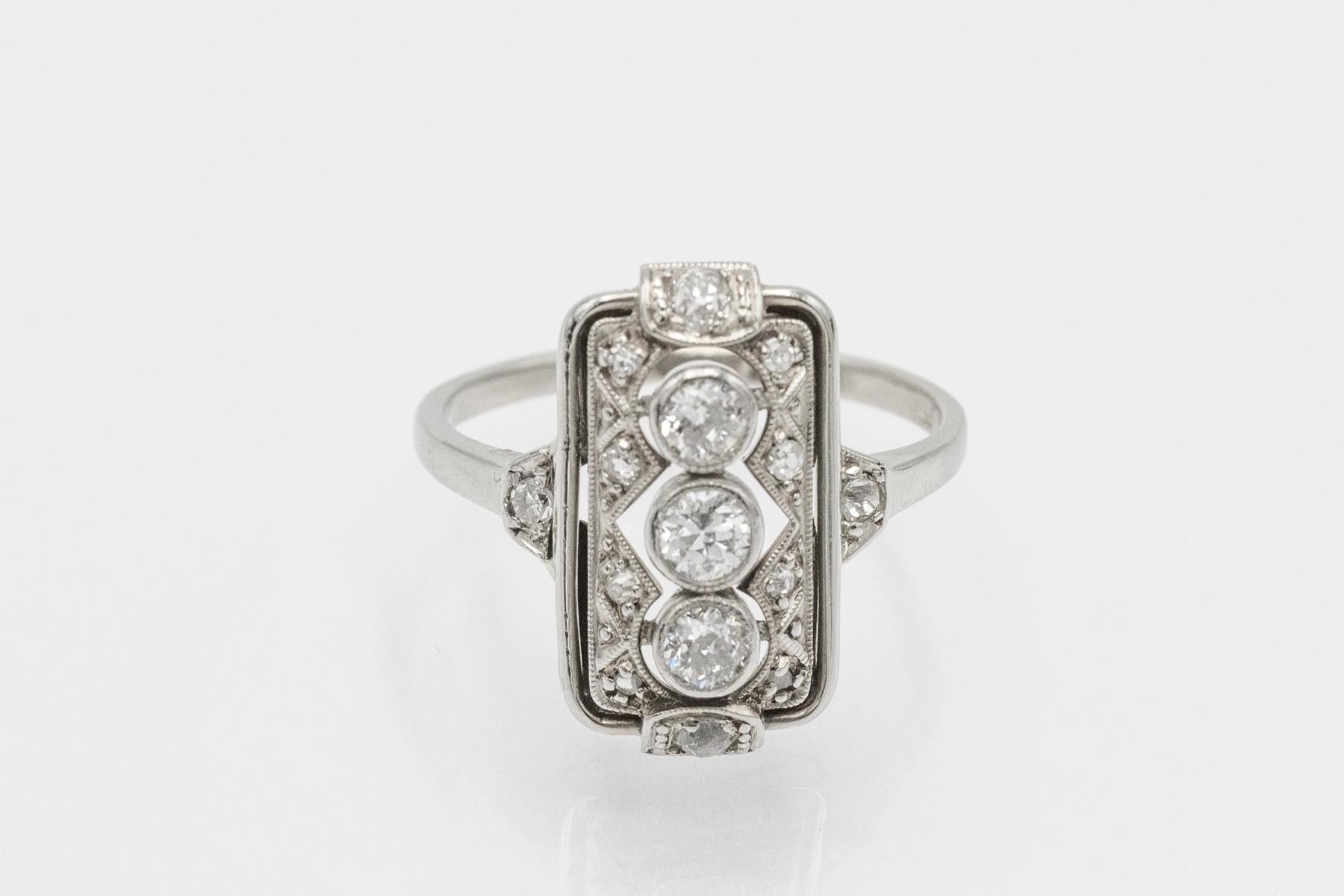 Anillo Art Déco de oro blanco con diamantes, años 40 en venta 1